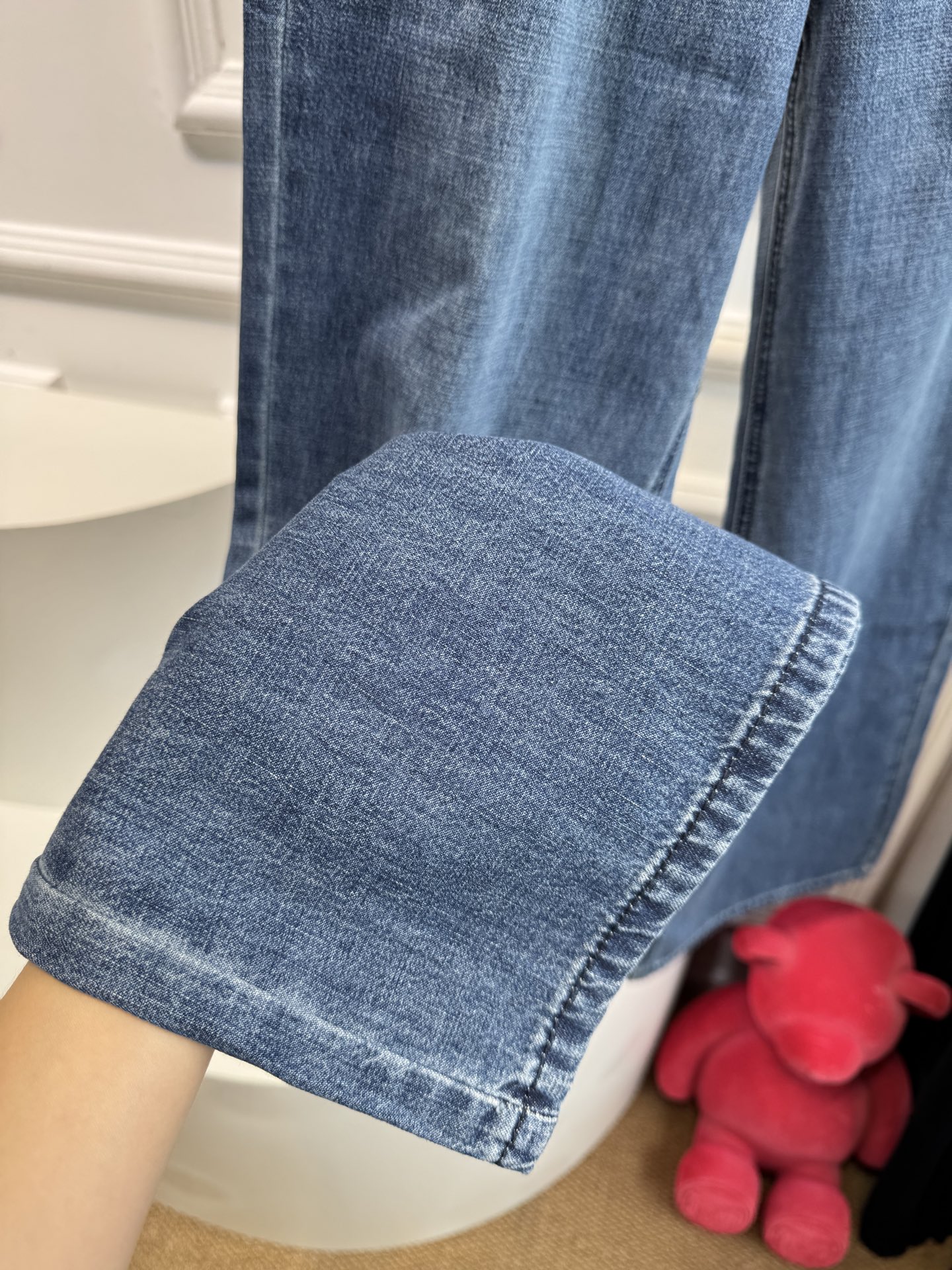 miu25新款，超薄料阔腿牛仔裤
蓝色牛仔裤是经典且百搭的单品，视觉上给人清新、柔和的感觉，适合春夏季节