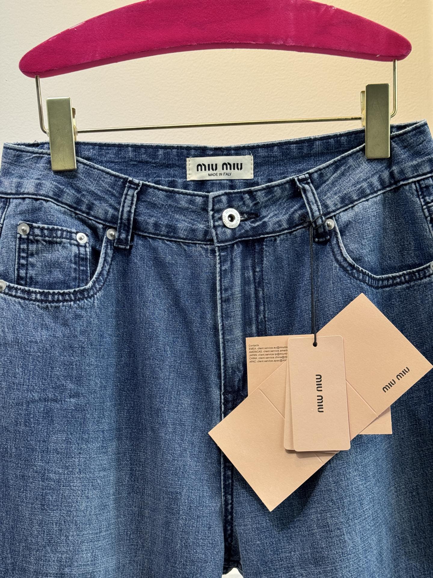 miu25新款，超薄料阔腿牛仔裤
蓝色牛仔裤是经典且百搭的单品，视觉上给人清新、柔和的感觉，适合春夏季节