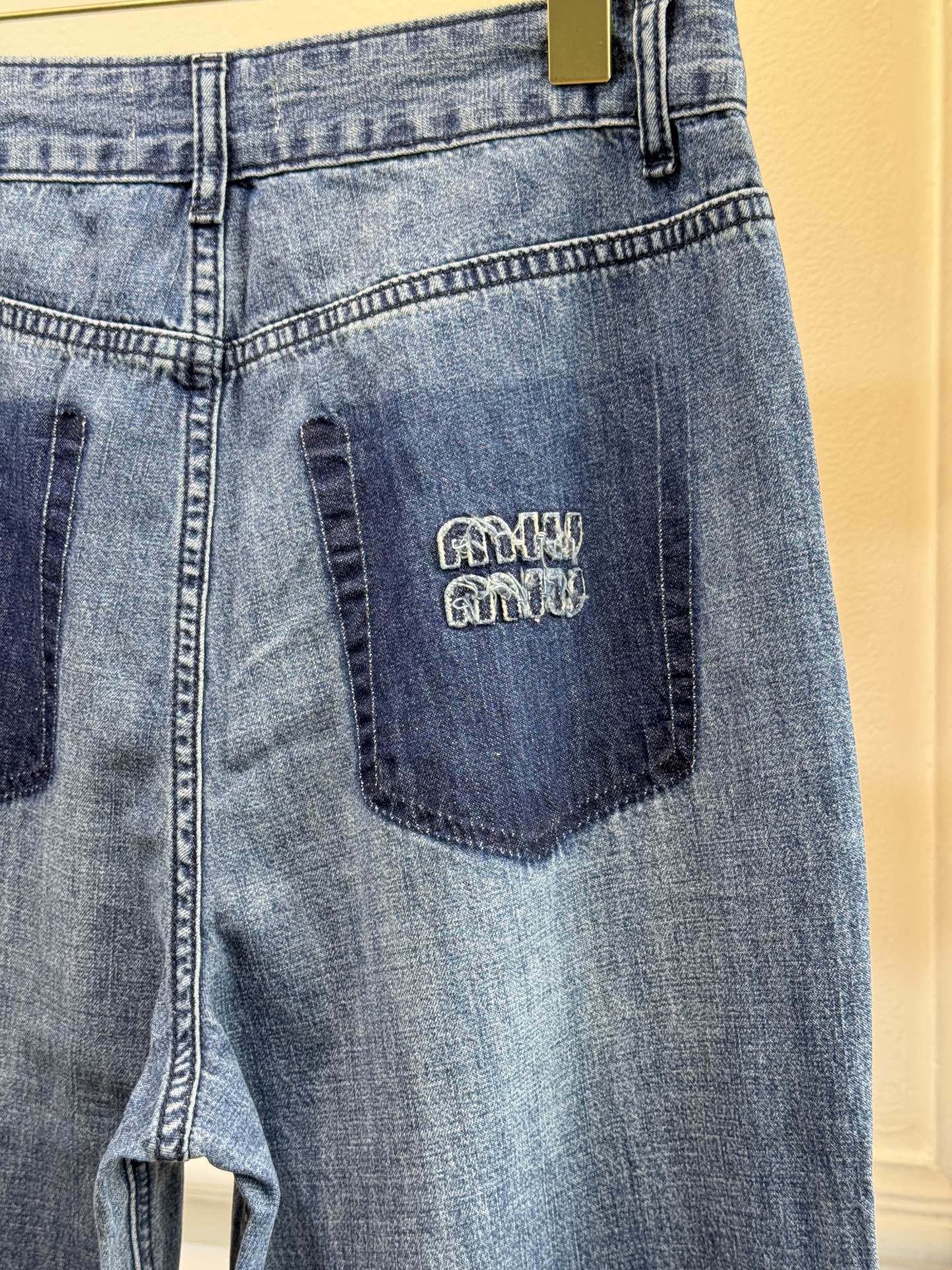 miu25新款，超薄料阔腿牛仔裤
蓝色牛仔裤是经典且百搭的单品，视觉上给人清新、柔和的感觉，适合春夏季节