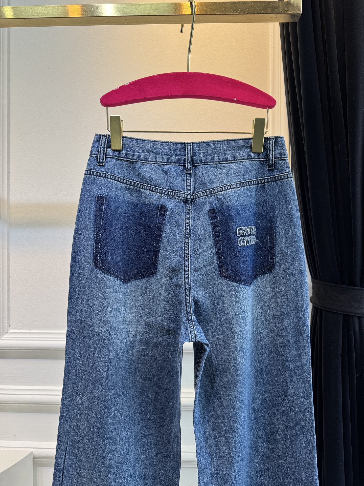 miu25新款，超薄料阔腿牛仔裤
蓝色牛仔裤是经典且百搭的单品，视觉上给人清新、柔和的感觉，适合春夏季节