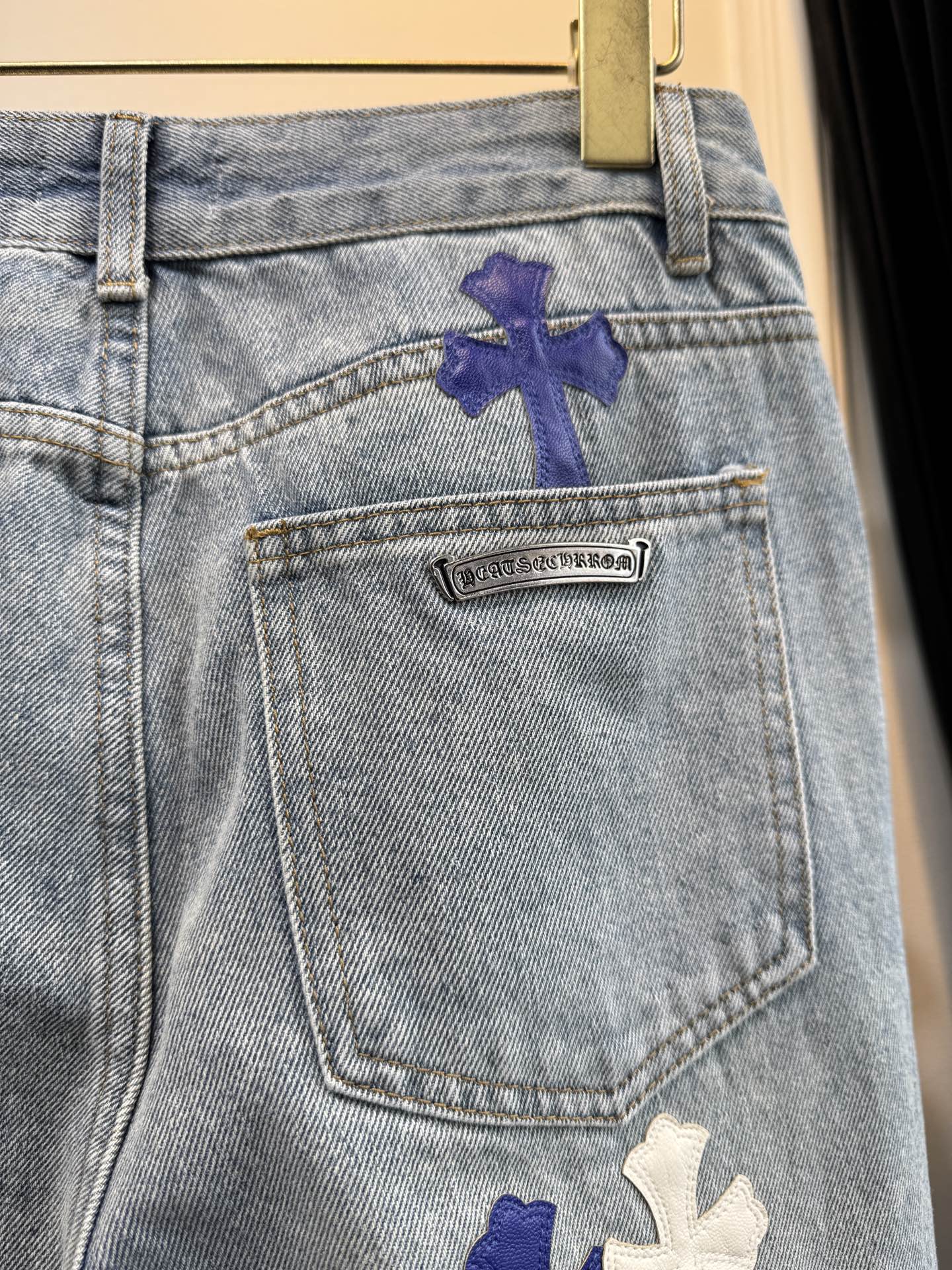 CH克罗心 彩色十字架皮标直筒牛仔裤，定制面料，夏天穿不热～整体彩色皮标搭配不锈钢logo设计
3D立体