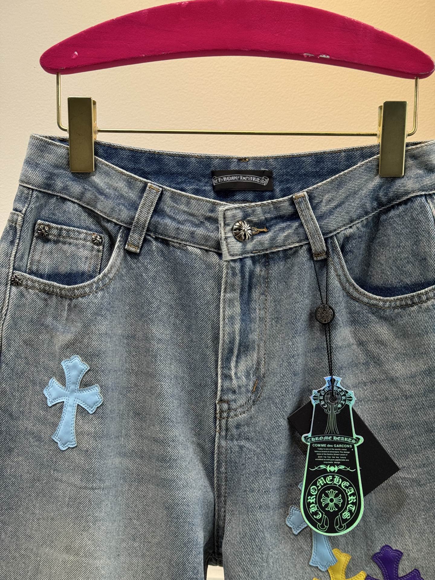 CH克罗心 彩色十字架皮标直筒牛仔裤，定制面料，夏天穿不热～整体彩色皮标搭配不锈钢logo设计
3D立体