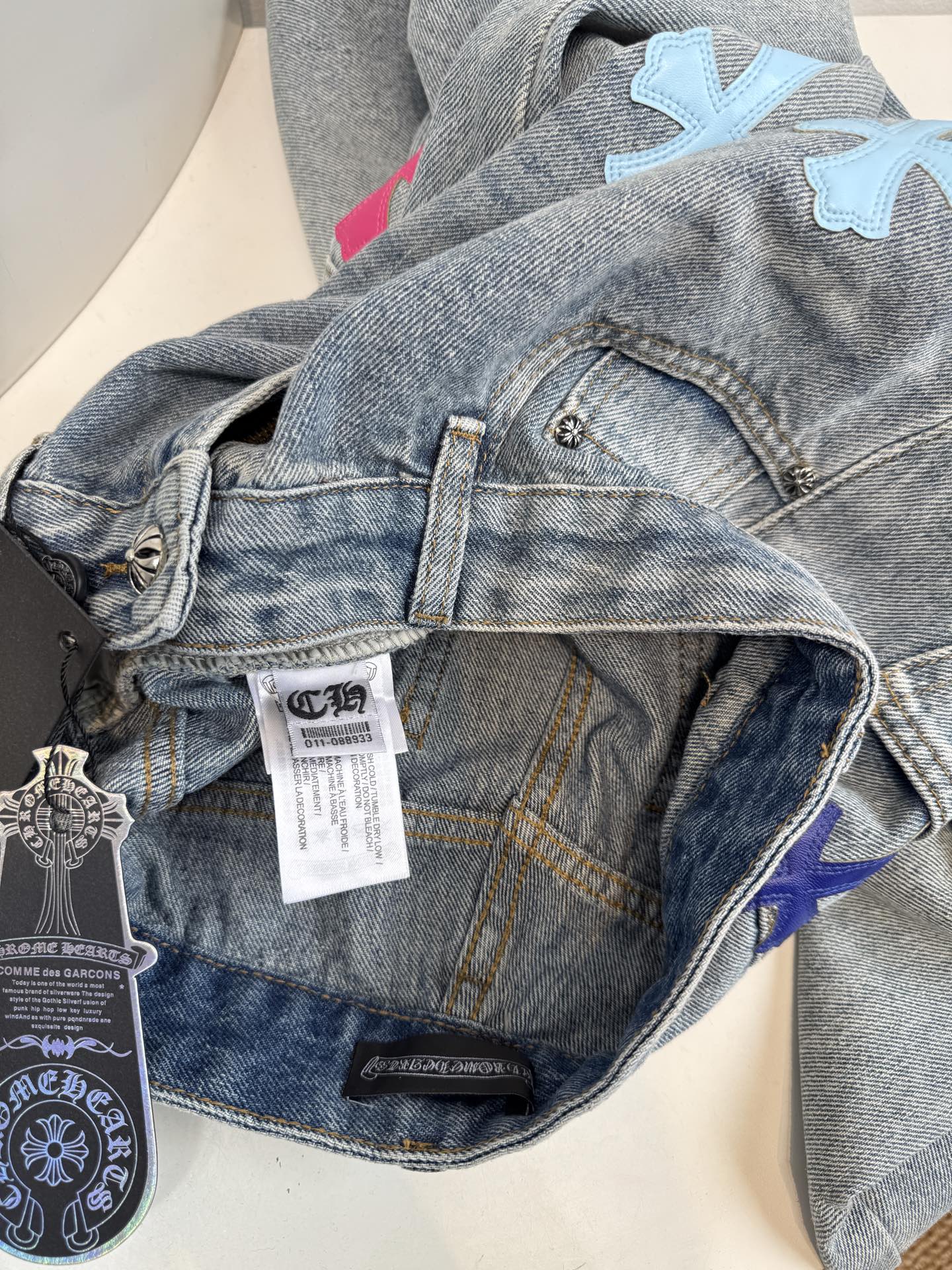 CH克罗心 彩色十字架皮标直筒牛仔裤，定制面料，夏天穿不热～整体彩色皮标搭配不锈钢logo设计
3D立体