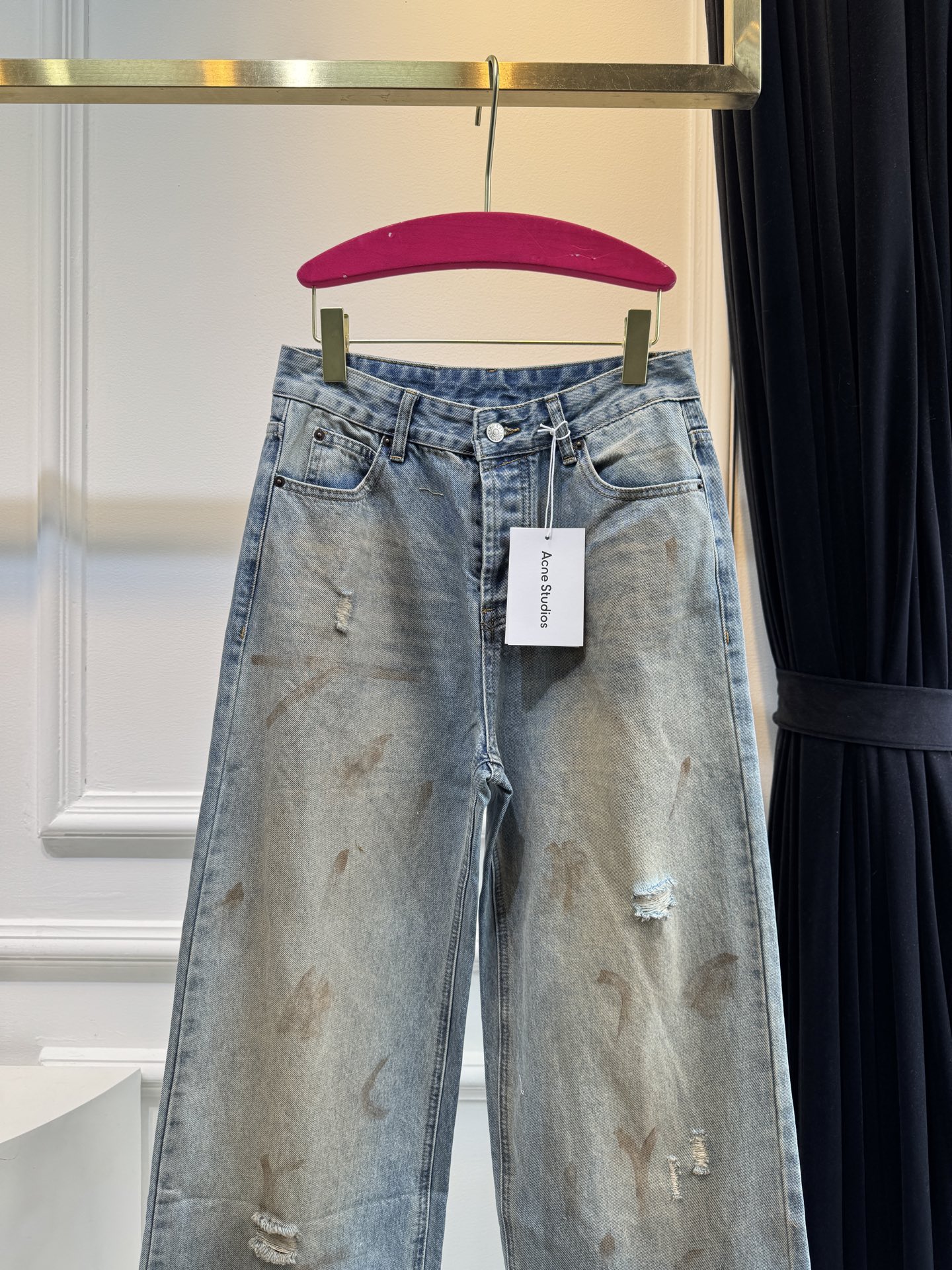 acne新款来袭～泼墨做旧皮标牛仔裤
小众高级感！这条泥染做旧牛仔裤也太有氛围了吧！
复古玩家必备，自带