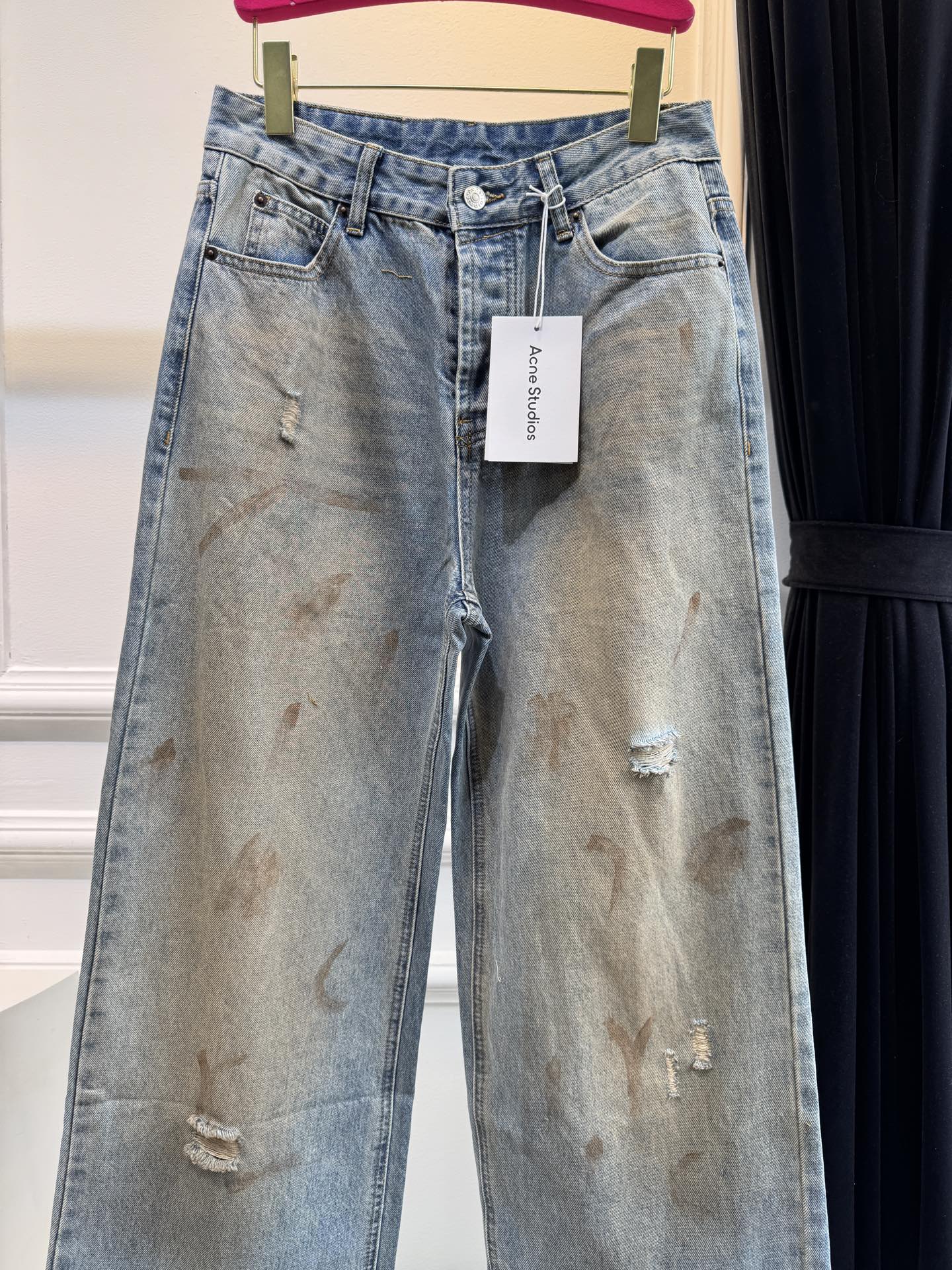 acne新款来袭～泼墨做旧皮标牛仔裤
小众高级感！这条泥染做旧牛仔裤也太有氛围了吧！
复古玩家必备，自带