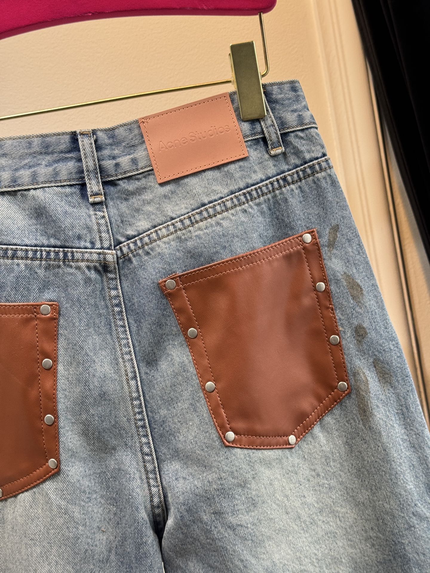 acne新款来袭～泼墨做旧皮标牛仔裤
小众高级感！这条泥染做旧牛仔裤也太有氛围了吧！
复古玩家必备，自带