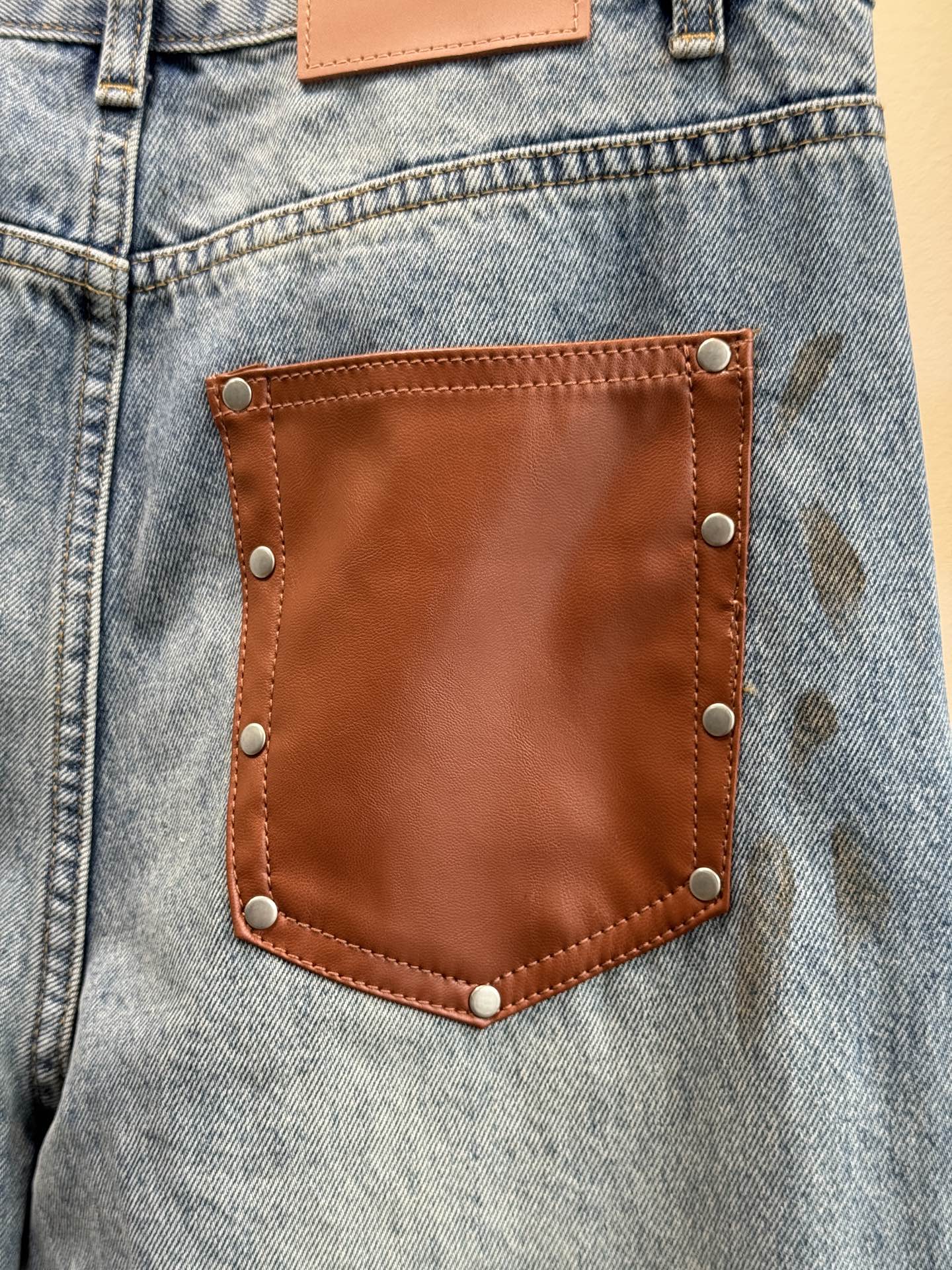 acne新款来袭～泼墨做旧皮标牛仔裤
小众高级感！这条泥染做旧牛仔裤也太有氛围了吧！
复古玩家必备，自带