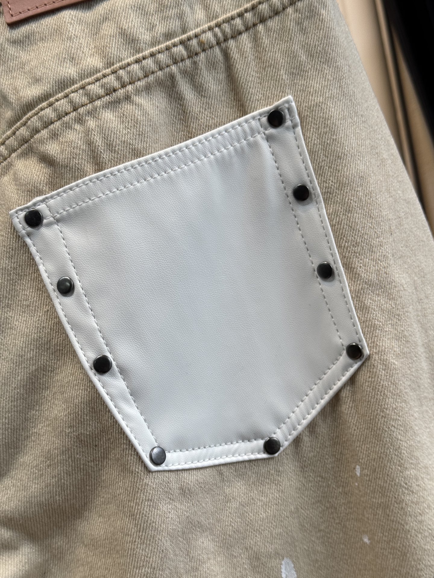 acne新款来袭～泼墨做旧皮标弯刀牛仔裤
不同款不支持换色！！
小众高级感！这条泥染做旧牛仔裤也太有氛围