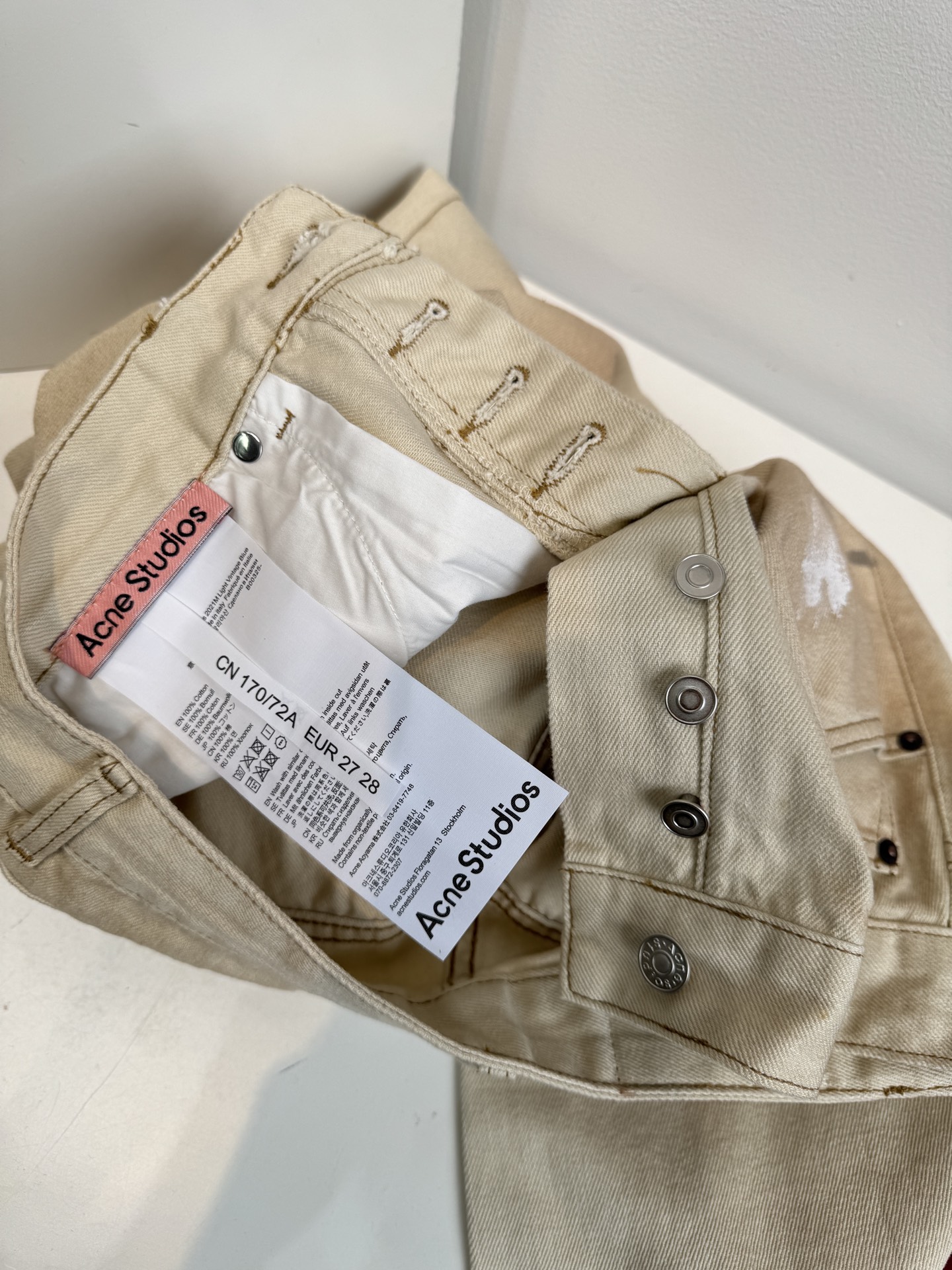 acne新款来袭～泼墨做旧皮标弯刀牛仔裤
不同款不支持换色！！
小众高级感！这条泥染做旧牛仔裤也太有氛围