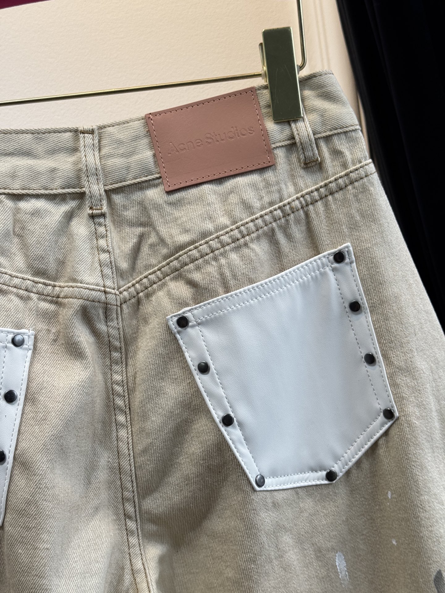 acne新款来袭～泼墨做旧皮标弯刀牛仔裤
不同款不支持换色！！
小众高级感！这条泥染做旧牛仔裤也太有氛围