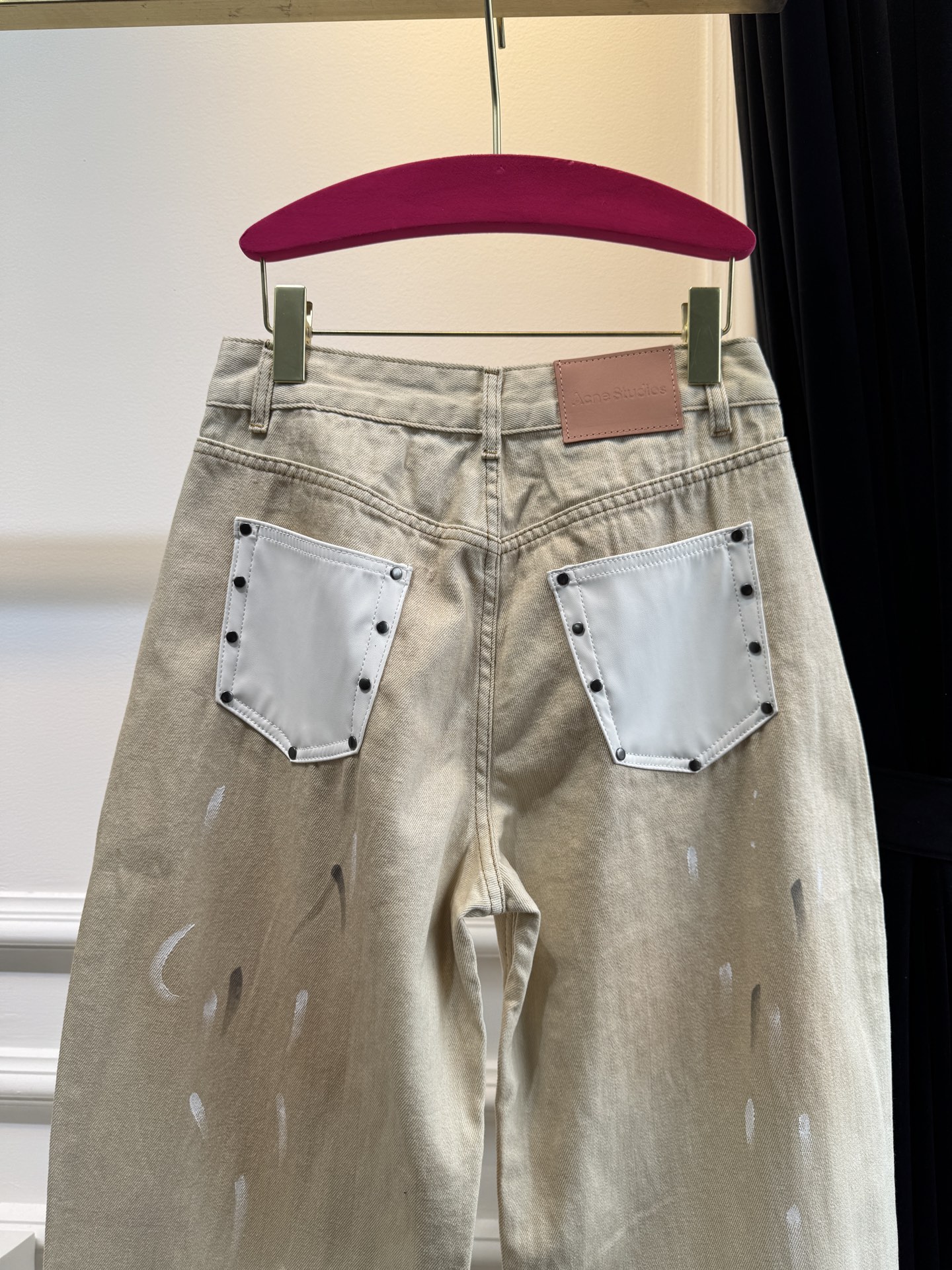 acne新款来袭～泼墨做旧皮标弯刀牛仔裤
不同款不支持换色！！
小众高级感！这条泥染做旧牛仔裤也太有氛围