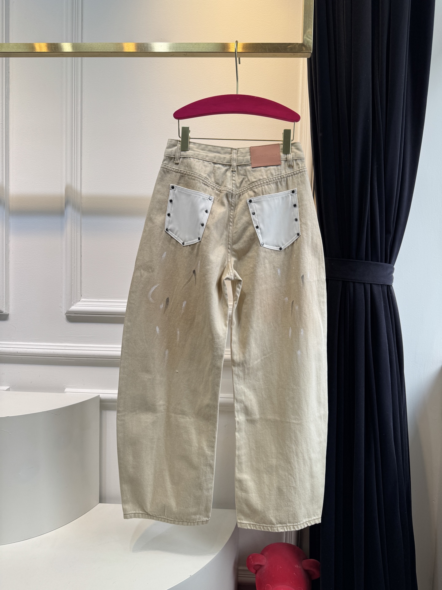 acne新款来袭～泼墨做旧皮标弯刀牛仔裤
不同款不支持换色！！
小众高级感！这条泥染做旧牛仔裤也太有氛围