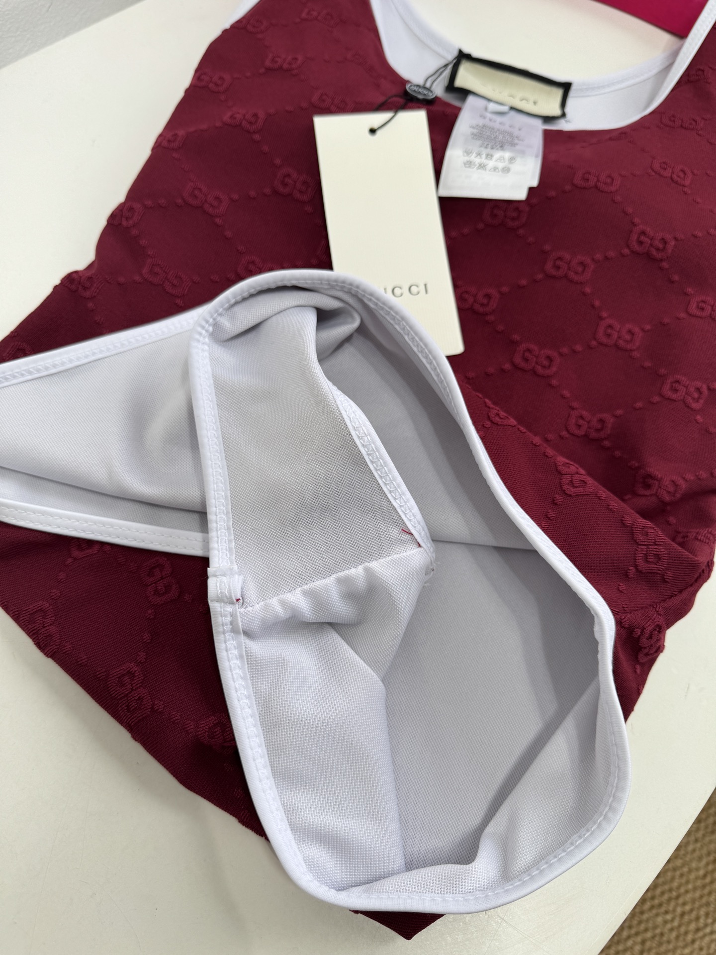 gucc*GG厚绒布泳装式连体衣，这款流线型泳装式连体衣是2025早春系列的一款力作。它采用GG厚绒布针