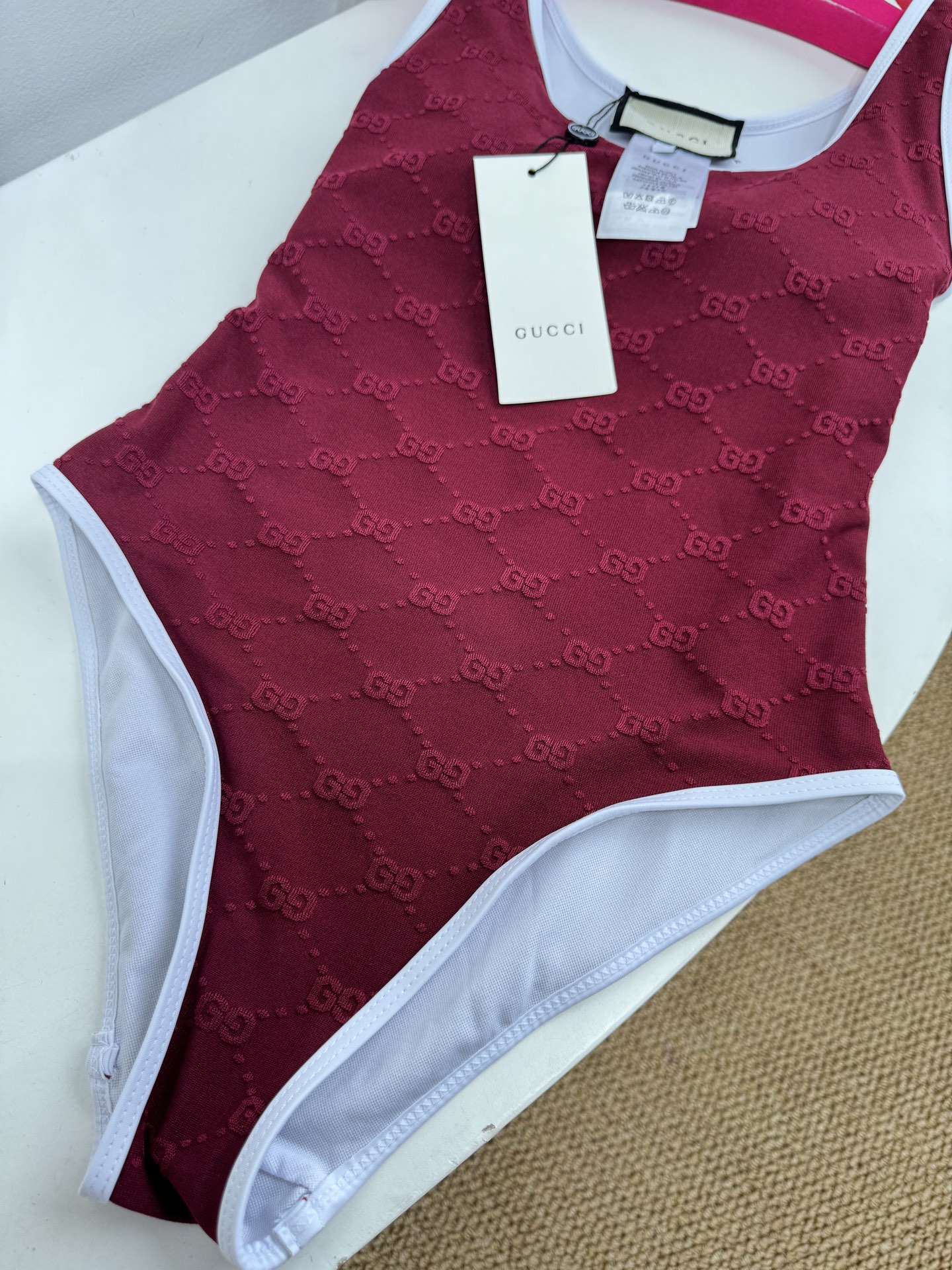 gucc*GG厚绒布泳装式连体衣，这款流线型泳装式连体衣是2025早春系列的一款力作。它采用GG厚绒布针