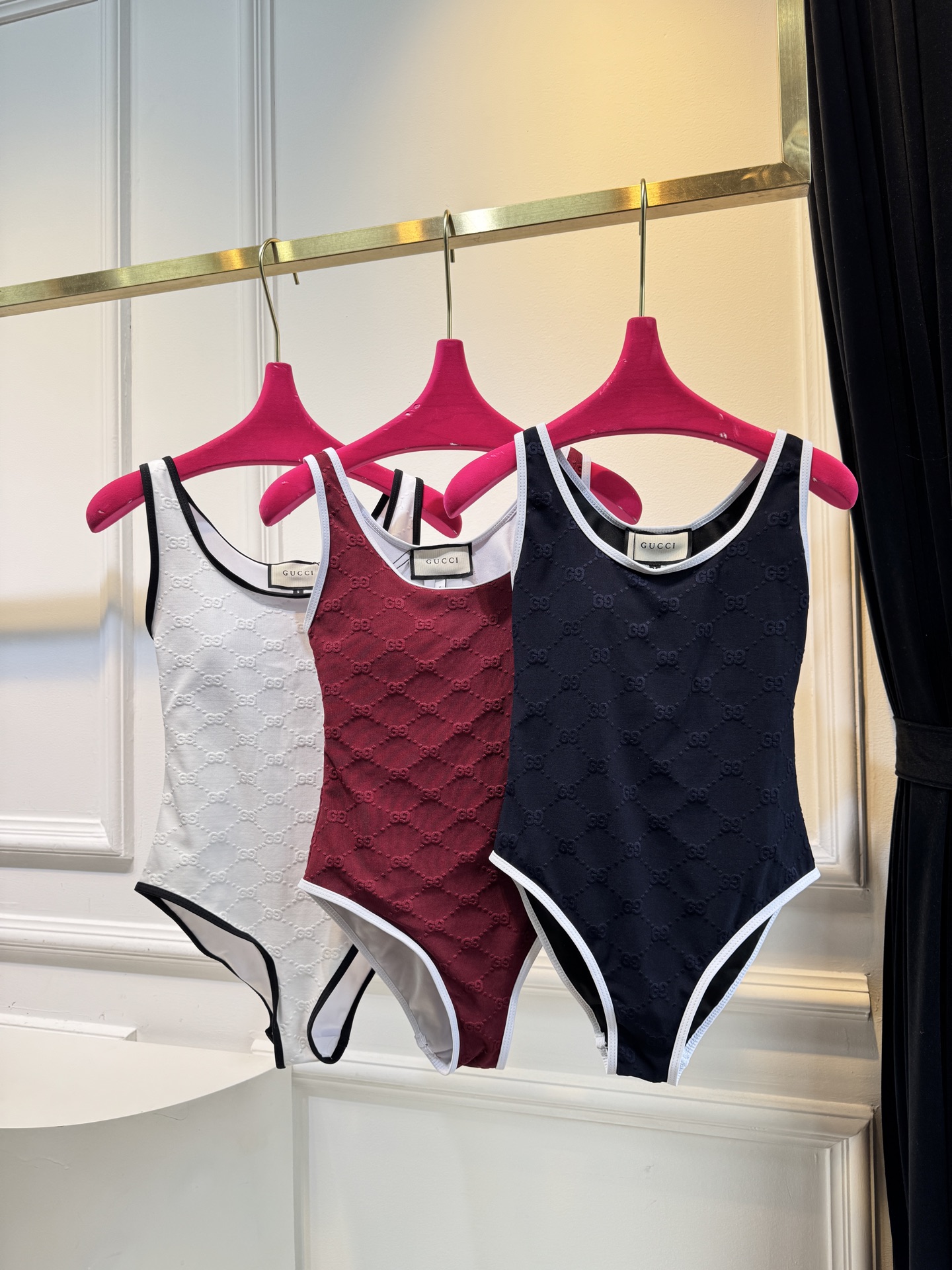 gucc*GG厚绒布泳装式连体衣，这款流线型泳装式连体衣是2025早春系列的一款力作。它采用GG厚绒布针