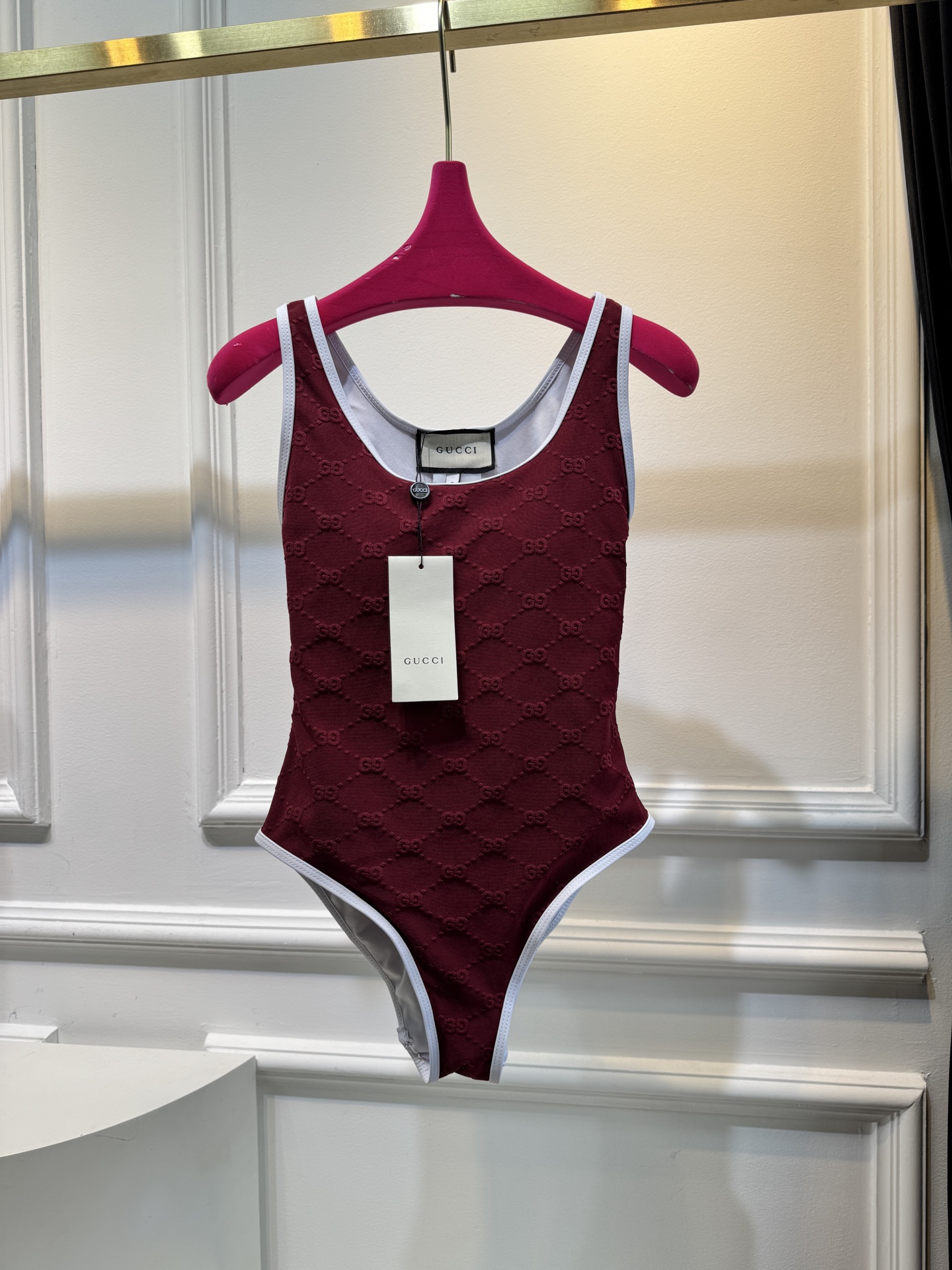 gucc*GG厚绒布泳装式连体衣，这款流线型泳装式连体衣是2025早春系列的一款力作。它采用GG厚绒布针