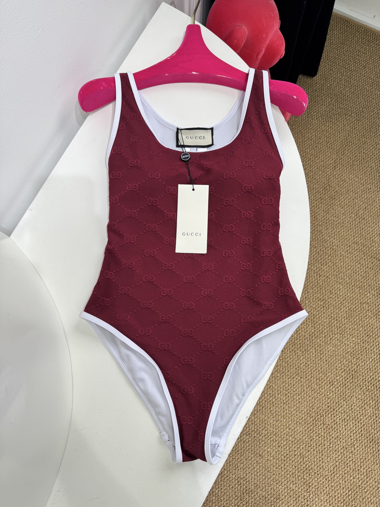 gucc*GG厚绒布泳装式连体衣，这款流线型泳装式连体衣是2025早春系列的一款力作。它采用GG厚绒布针