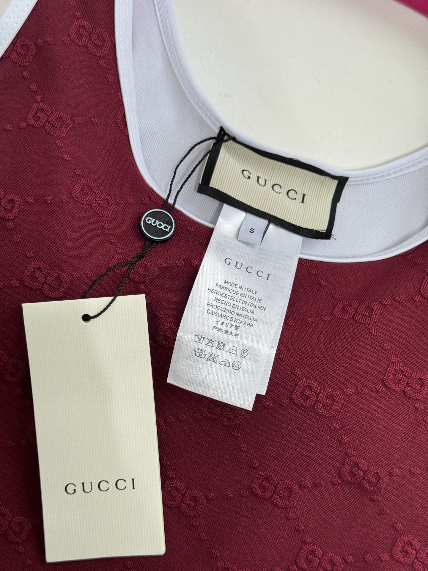 gucc*GG厚绒布泳装式连体衣，这款流线型泳装式连体衣是2025早春系列的一款力作。它采用GG厚绒布针