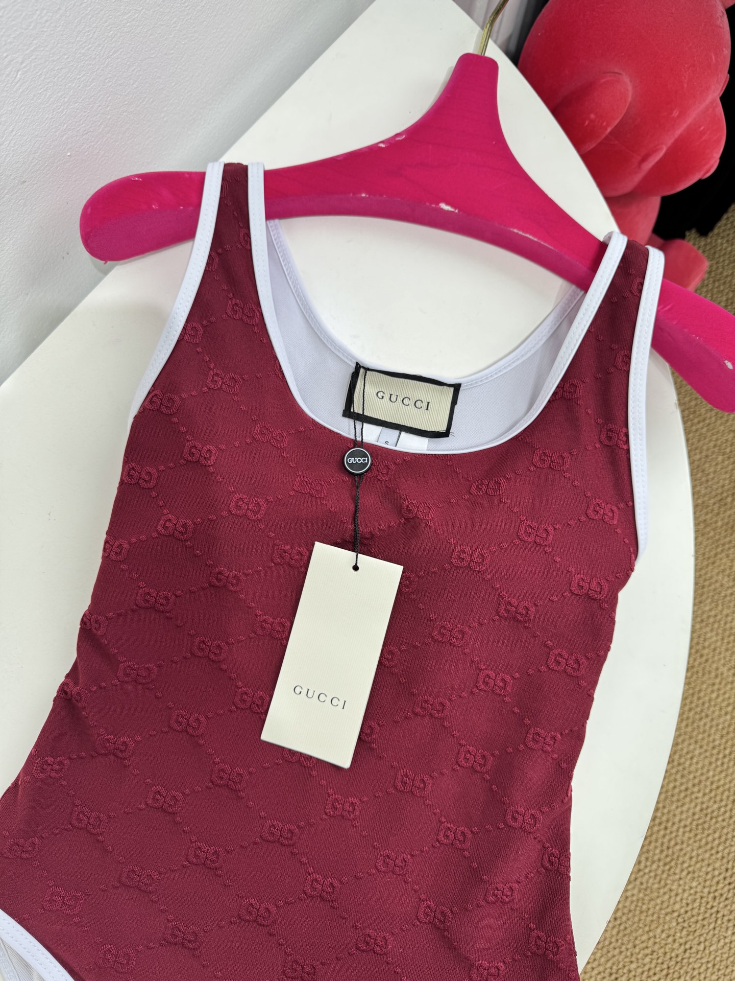 gucc*GG厚绒布泳装式连体衣，这款流线型泳装式连体衣是2025早春系列的一款力作。它采用GG厚绒布针