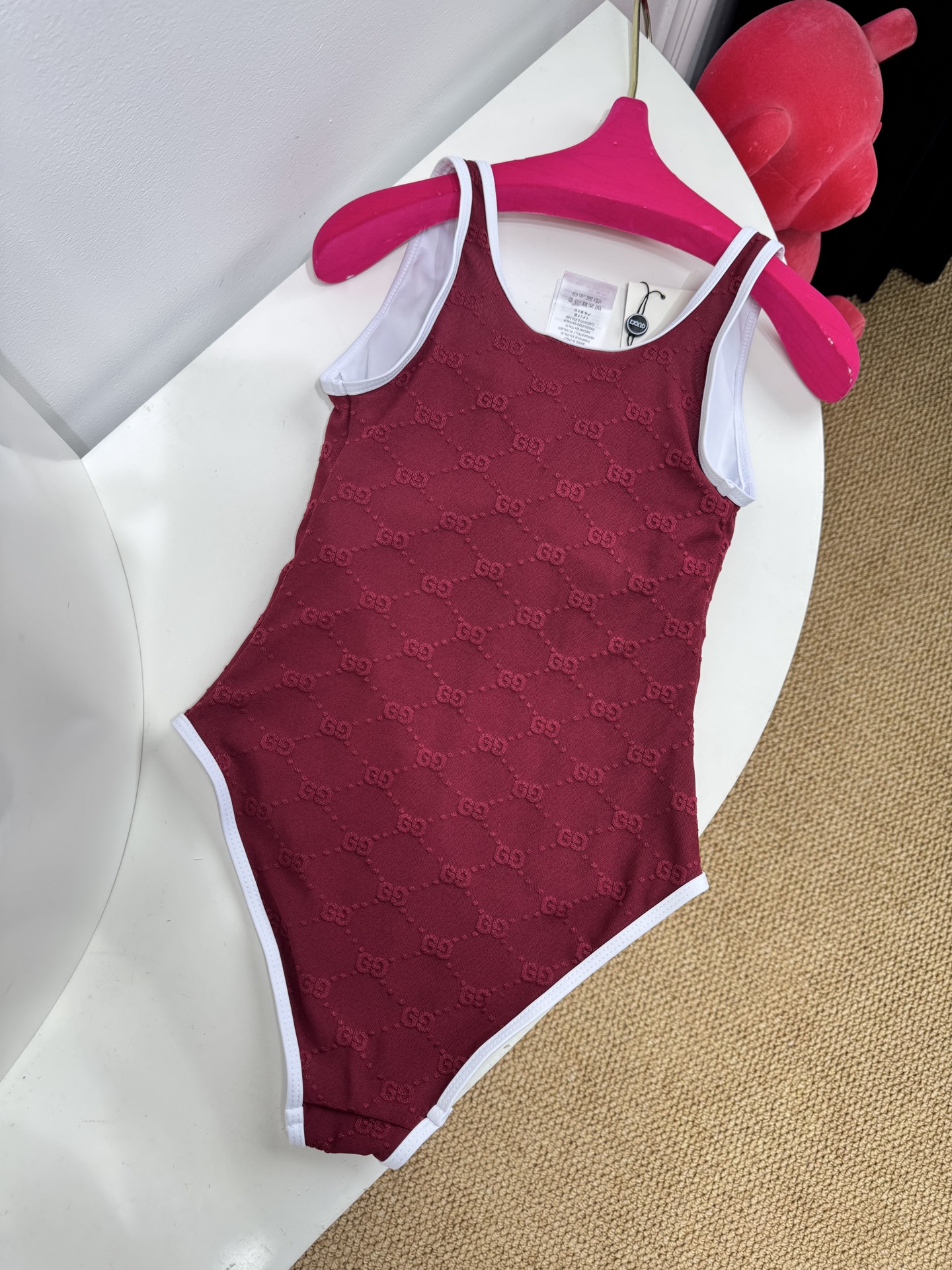 gucc*GG厚绒布泳装式连体衣，这款流线型泳装式连体衣是2025早春系列的一款力作。它采用GG厚绒布针