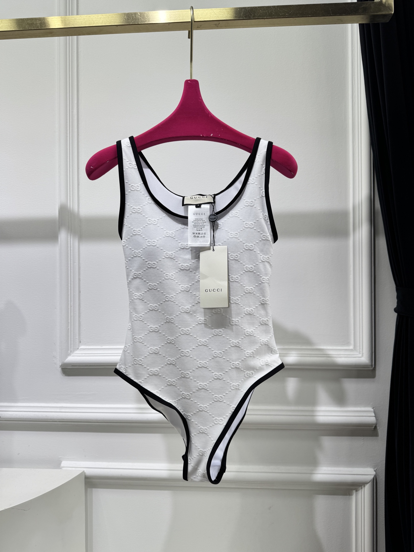 gucc*GG厚绒布泳装式连体衣，这款流线型泳装式连体衣是2025早春系列的一款力作。它采用GG厚绒布针