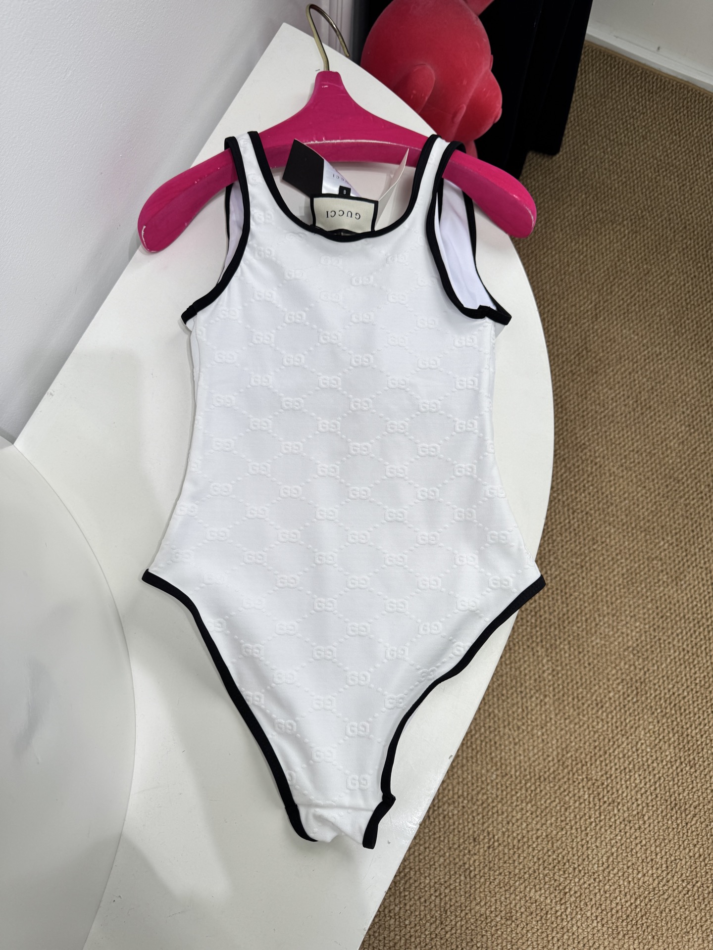 gucc*GG厚绒布泳装式连体衣，这款流线型泳装式连体衣是2025早春系列的一款力作。它采用GG厚绒布针