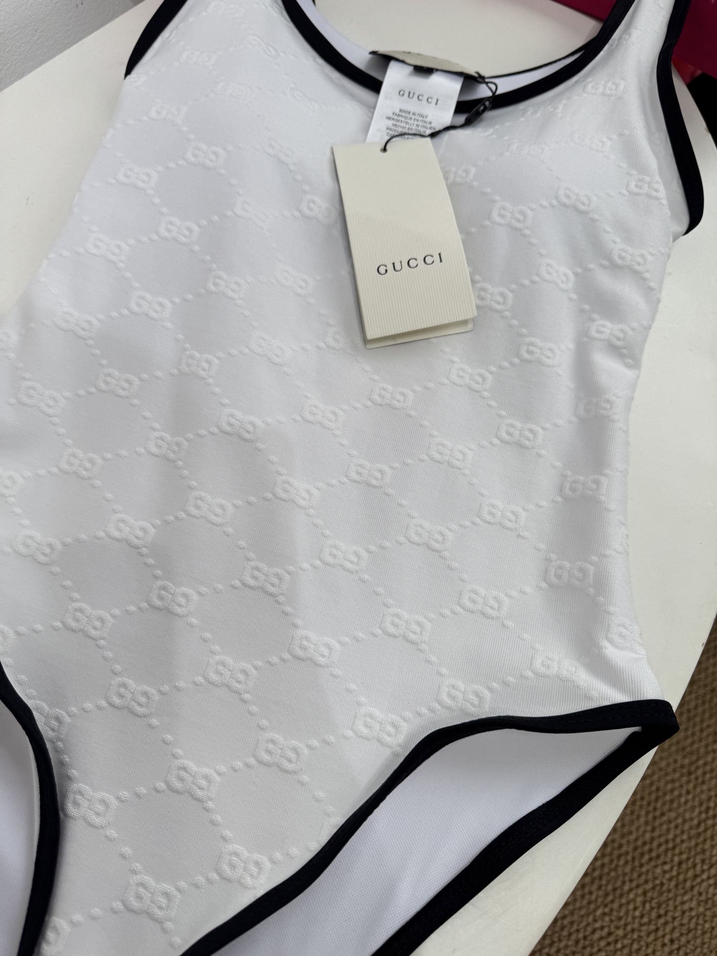 gucc*GG厚绒布泳装式连体衣，这款流线型泳装式连体衣是2025早春系列的一款力作。它采用GG厚绒布针