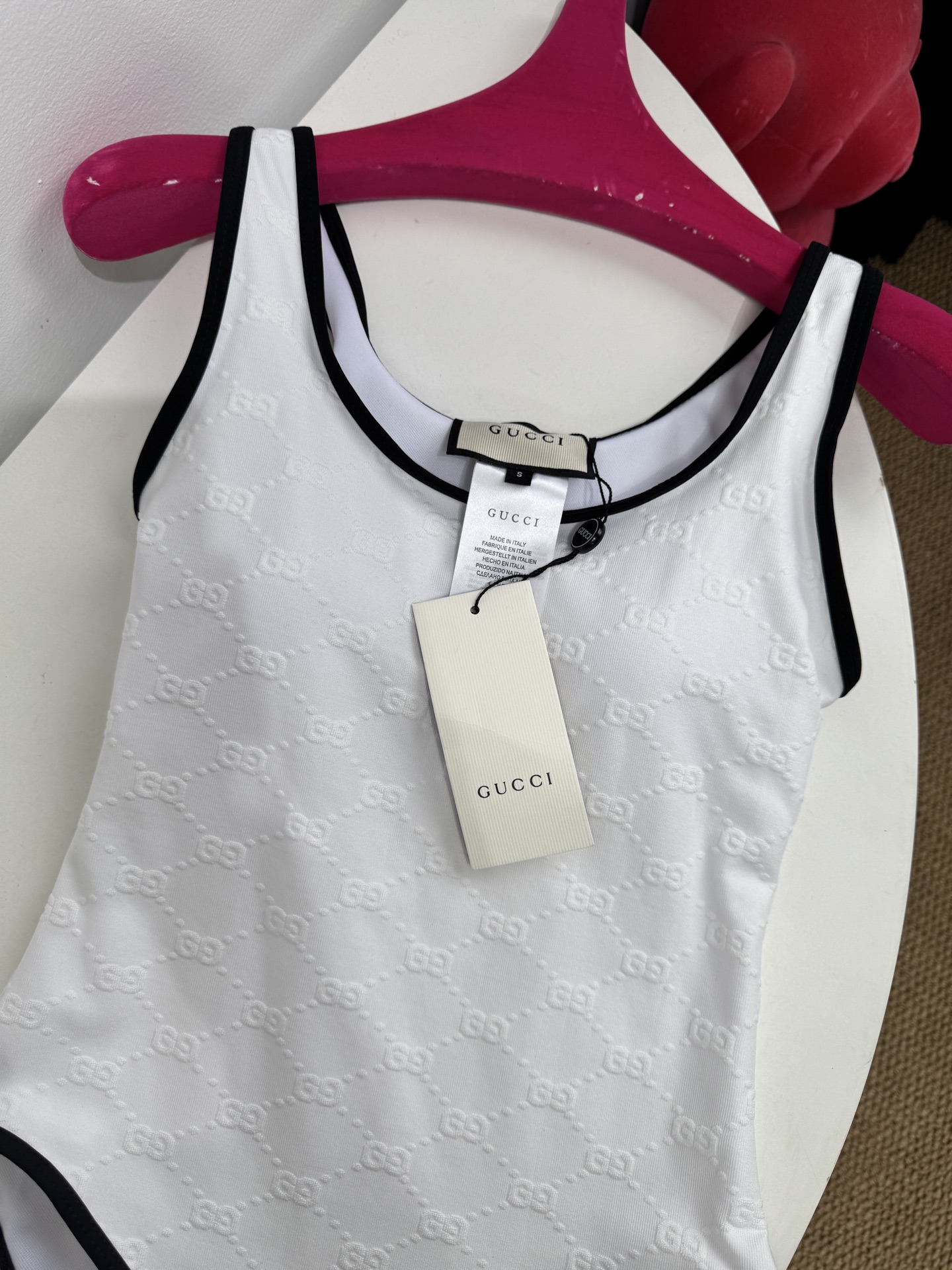 gucc*GG厚绒布泳装式连体衣，这款流线型泳装式连体衣是2025早春系列的一款力作。它采用GG厚绒布针