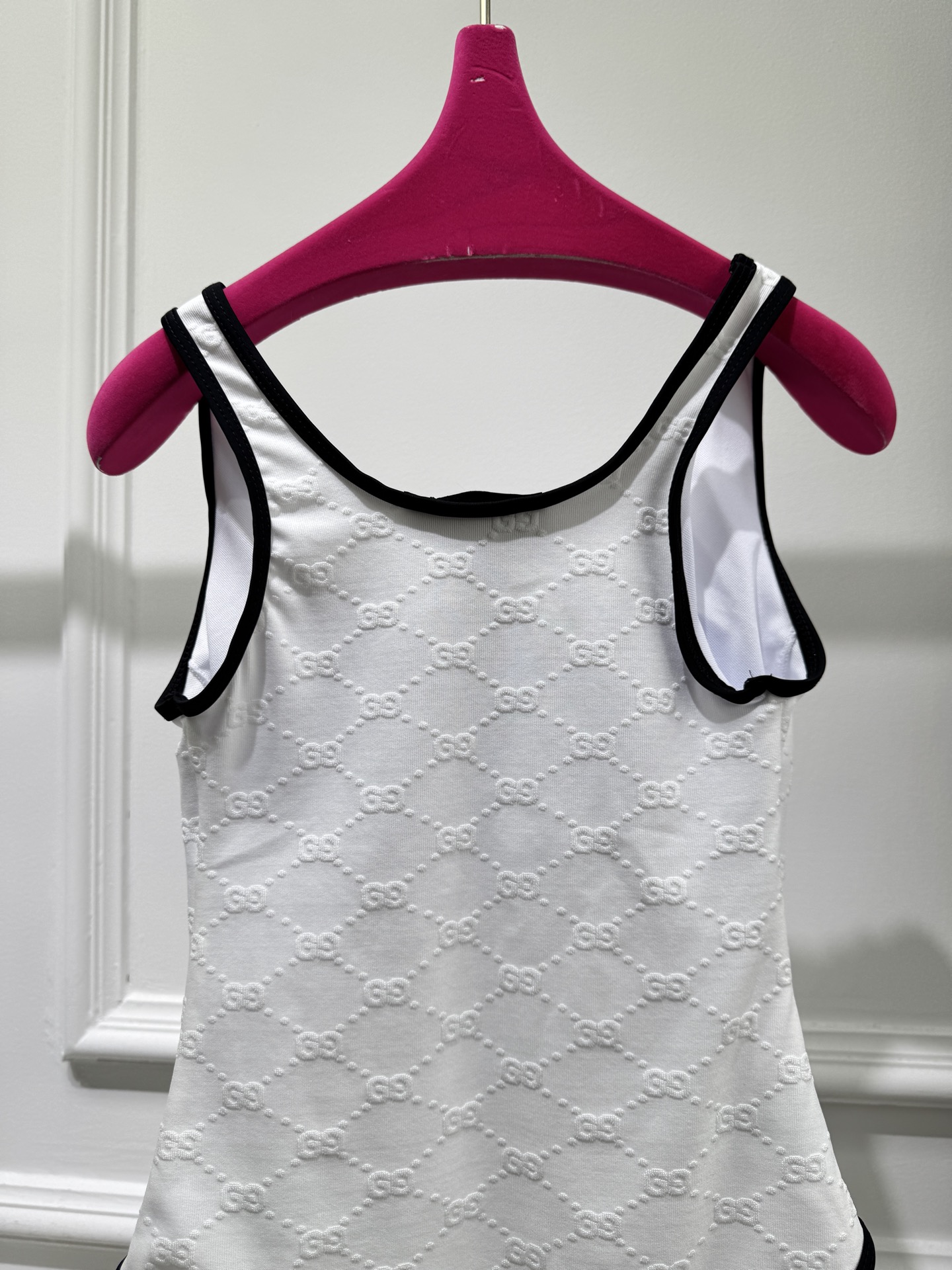 gucc*GG厚绒布泳装式连体衣，这款流线型泳装式连体衣是2025早春系列的一款力作。它采用GG厚绒布针