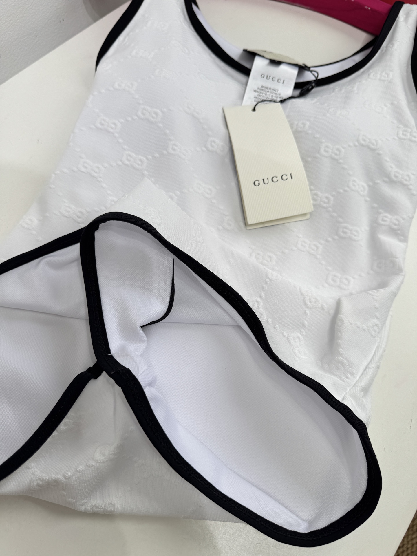 gucc*GG厚绒布泳装式连体衣，这款流线型泳装式连体衣是2025早春系列的一款力作。它采用GG厚绒布针