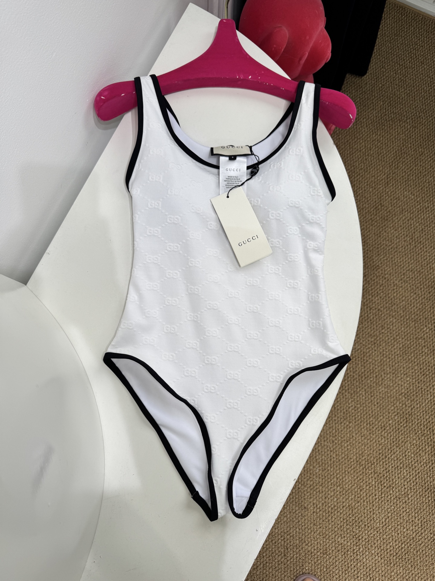 gucc*GG厚绒布泳装式连体衣，这款流线型泳装式连体衣是2025早春系列的一款力作。它采用GG厚绒布针