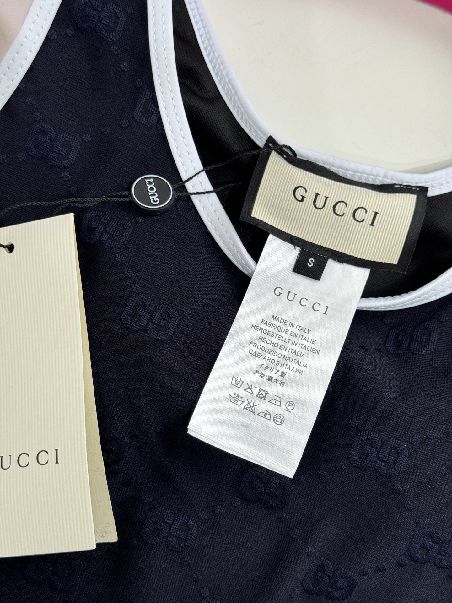 gucc*GG厚绒布泳装式连体衣，这款流线型泳装式连体衣是2025早春系列的一款力作。它采用GG厚绒布针