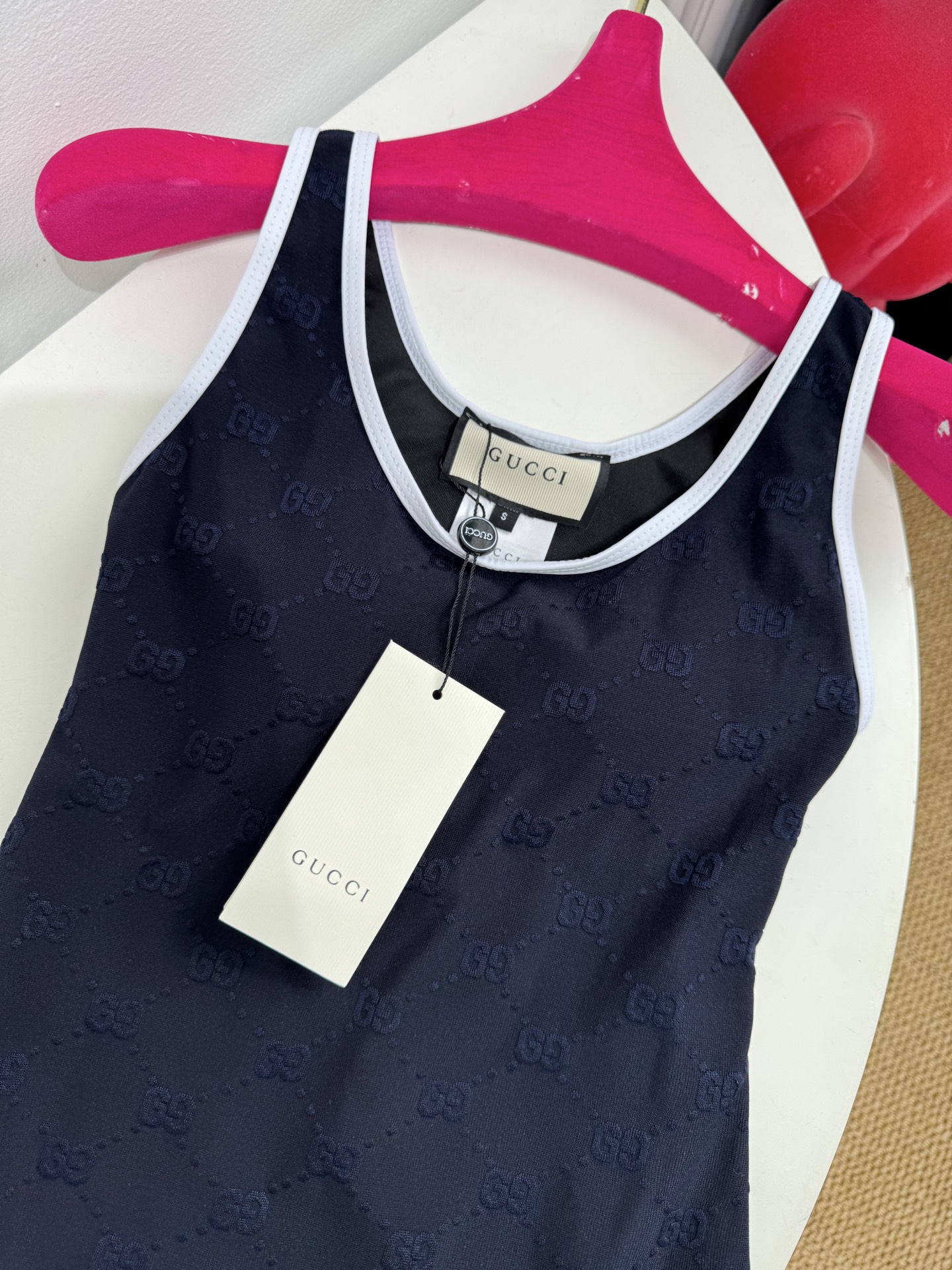 gucc*GG厚绒布泳装式连体衣，这款流线型泳装式连体衣是2025早春系列的一款力作。它采用GG厚绒布针