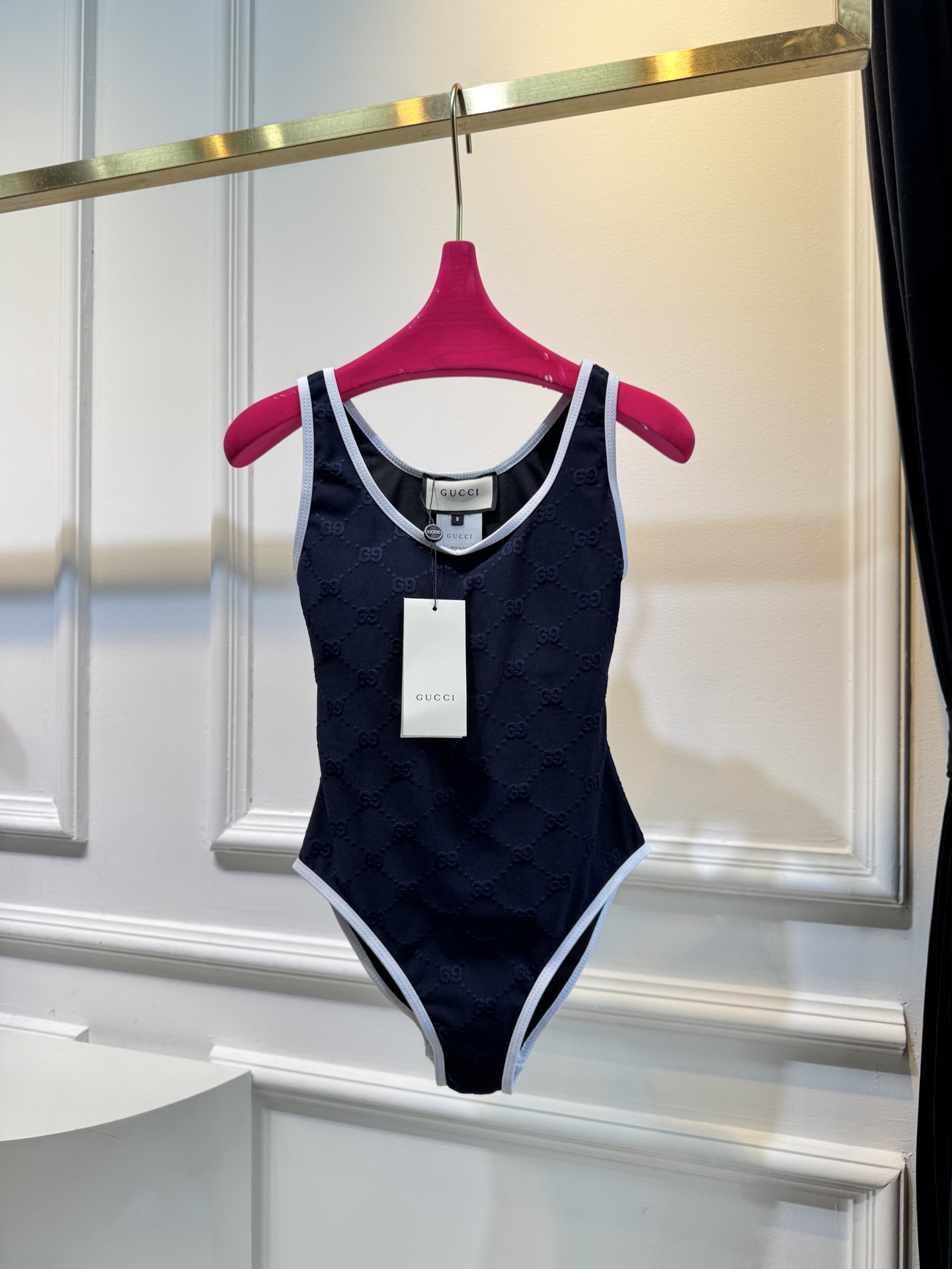 gucc*GG厚绒布泳装式连体衣，这款流线型泳装式连体衣是2025早春系列的一款力作。它采用GG厚绒布针
