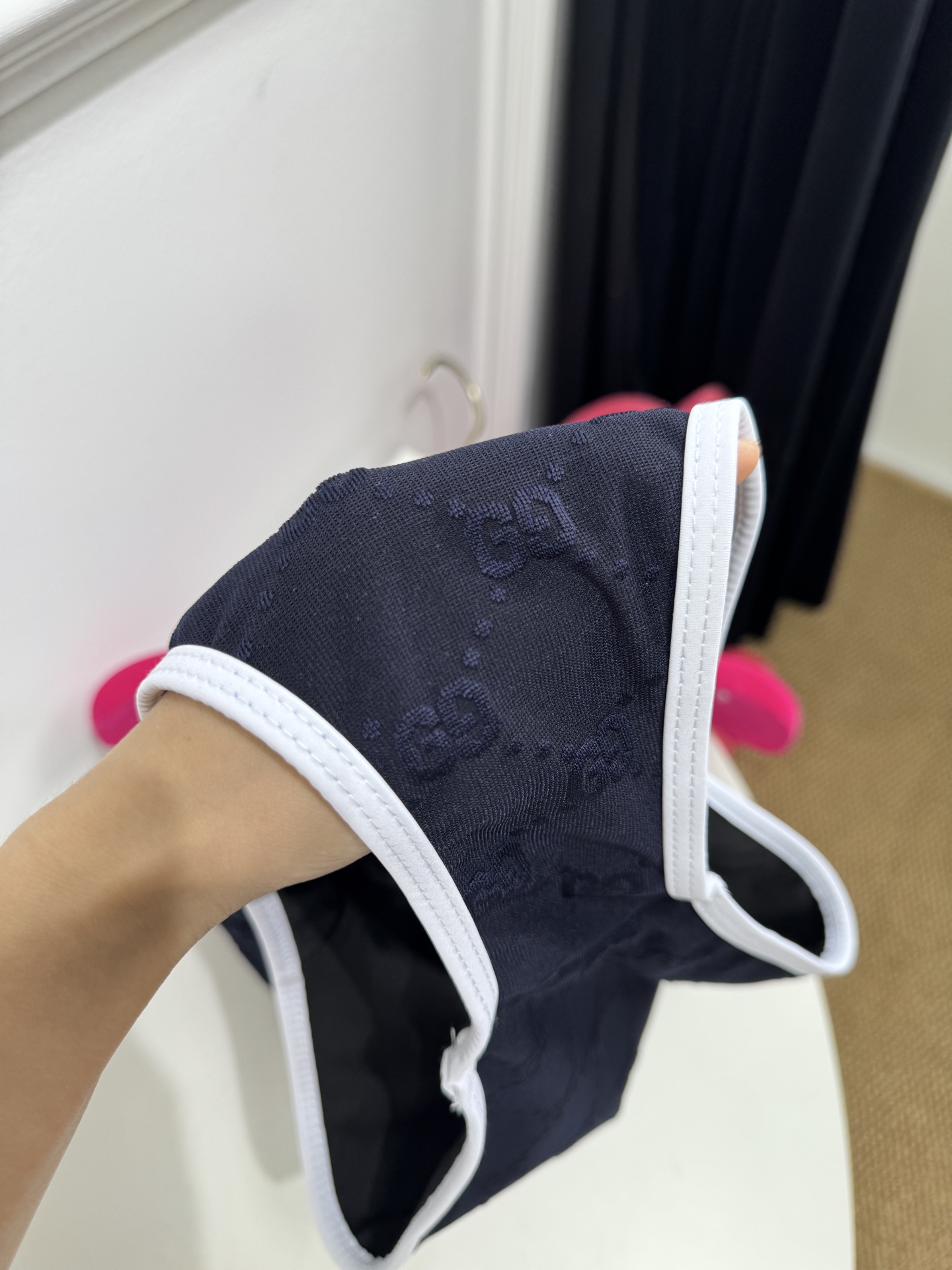 gucc*GG厚绒布泳装式连体衣，这款流线型泳装式连体衣是2025早春系列的一款力作。它采用GG厚绒布针