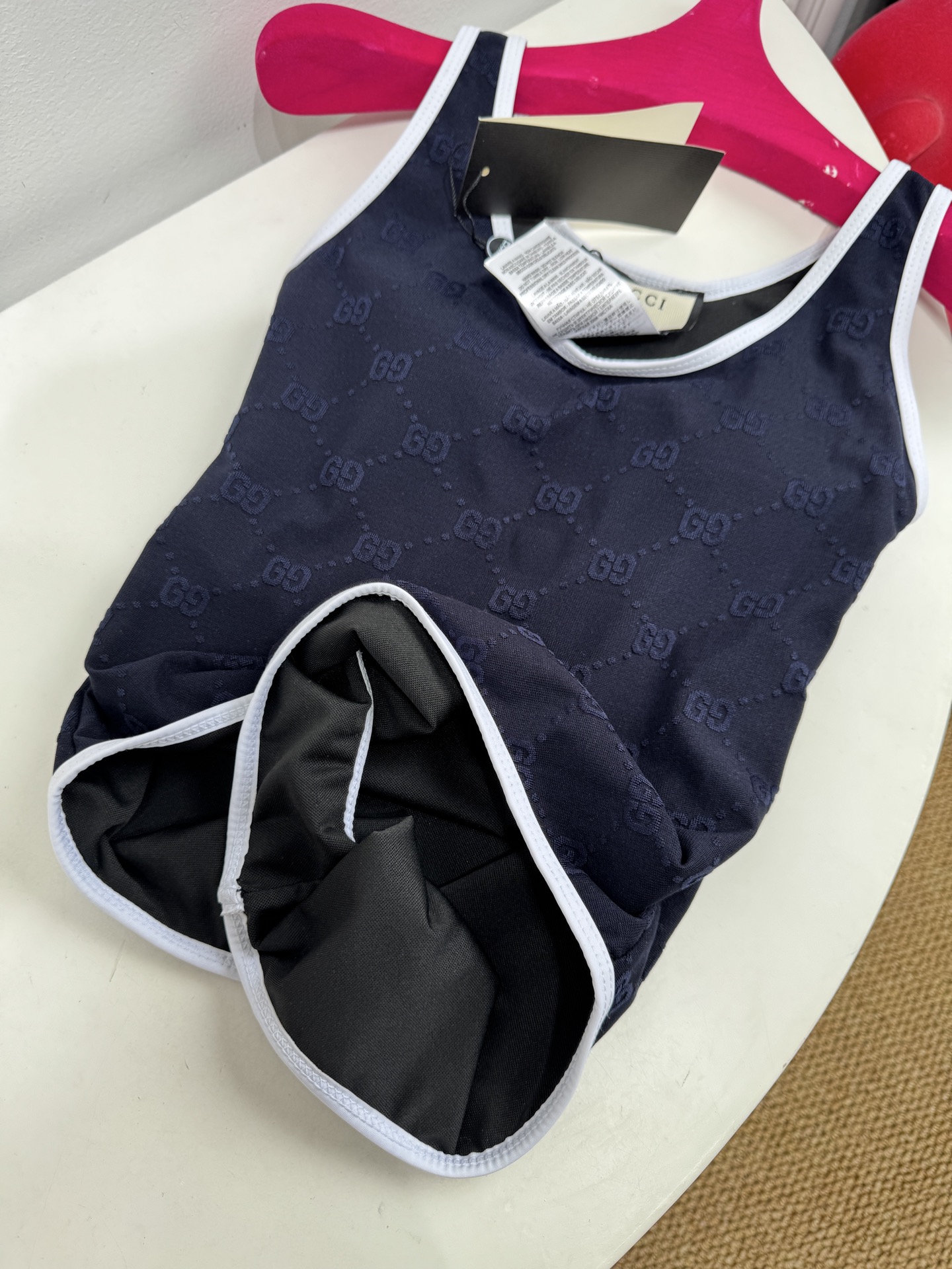 gucc*GG厚绒布泳装式连体衣，这款流线型泳装式连体衣是2025早春系列的一款力作。它采用GG厚绒布针