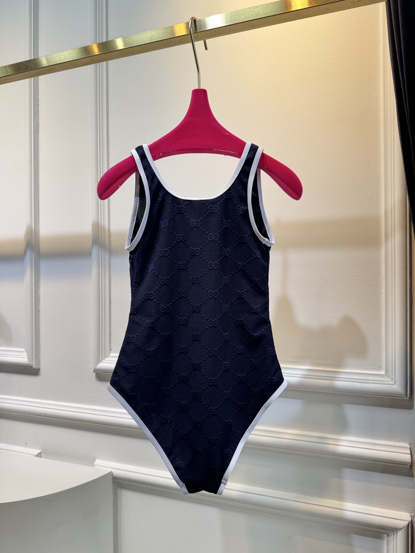 gucc*GG厚绒布泳装式连体衣，这款流线型泳装式连体衣是2025早春系列的一款力作。它采用GG厚绒布针