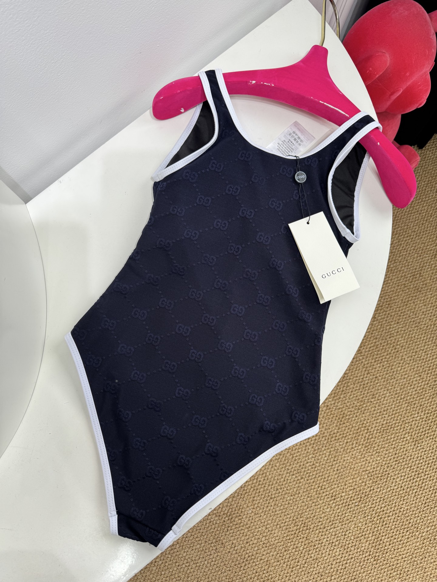 gucc*GG厚绒布泳装式连体衣，这款流线型泳装式连体衣是2025早春系列的一款力作。它采用GG厚绒布针