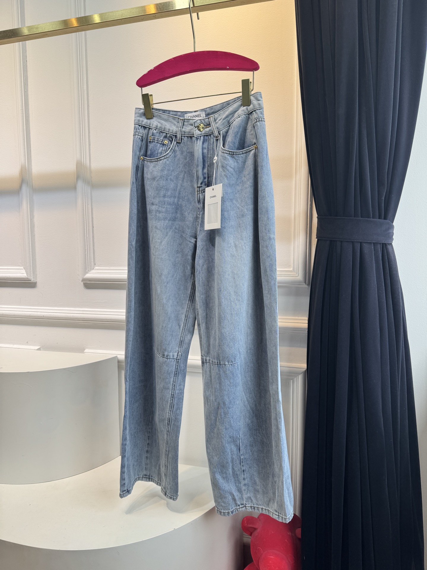 爆单款推荐 超薄款牛仔料 
chan**新款做旧洗水浅蓝色系牛仔裤🩵后腰logo字母设计！比较日常休闲与