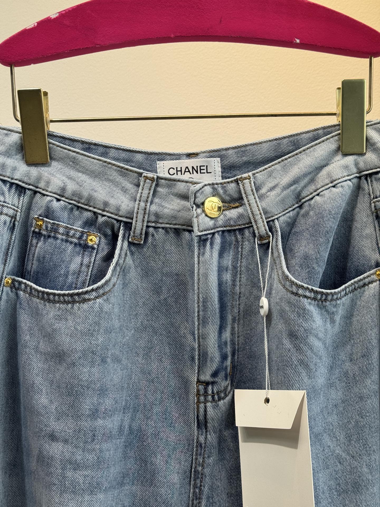 爆单款推荐 超薄款牛仔料 
chan**新款做旧洗水浅蓝色系牛仔裤🩵后腰logo字母设计！比较日常休闲与