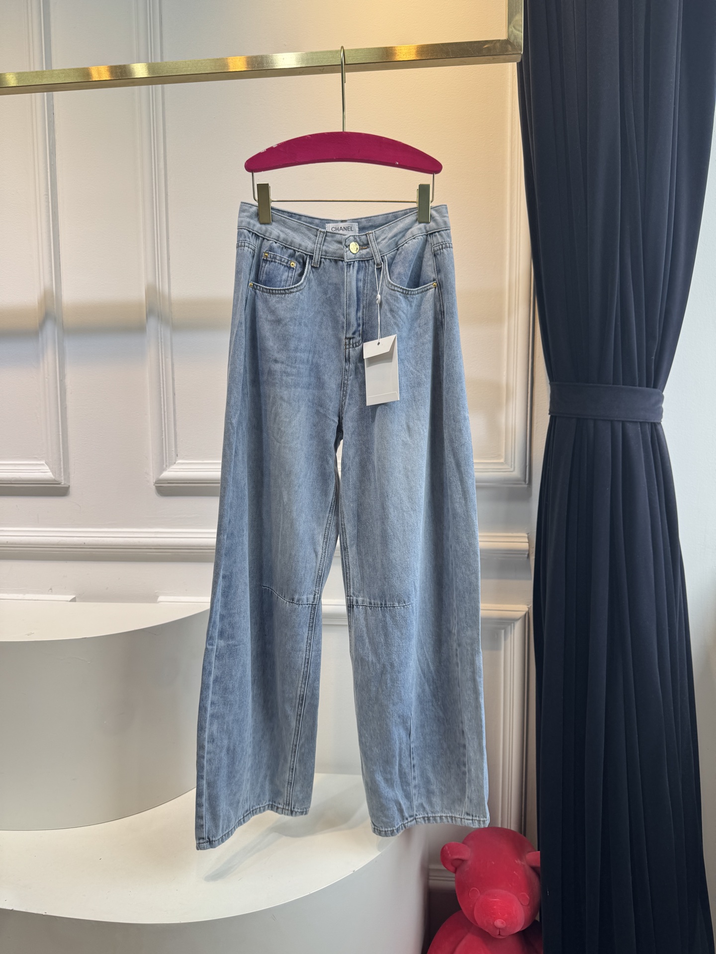 爆单款推荐 超薄款牛仔料 
chan**新款做旧洗水浅蓝色系牛仔裤🩵后腰logo字母设计！比较日常休闲与