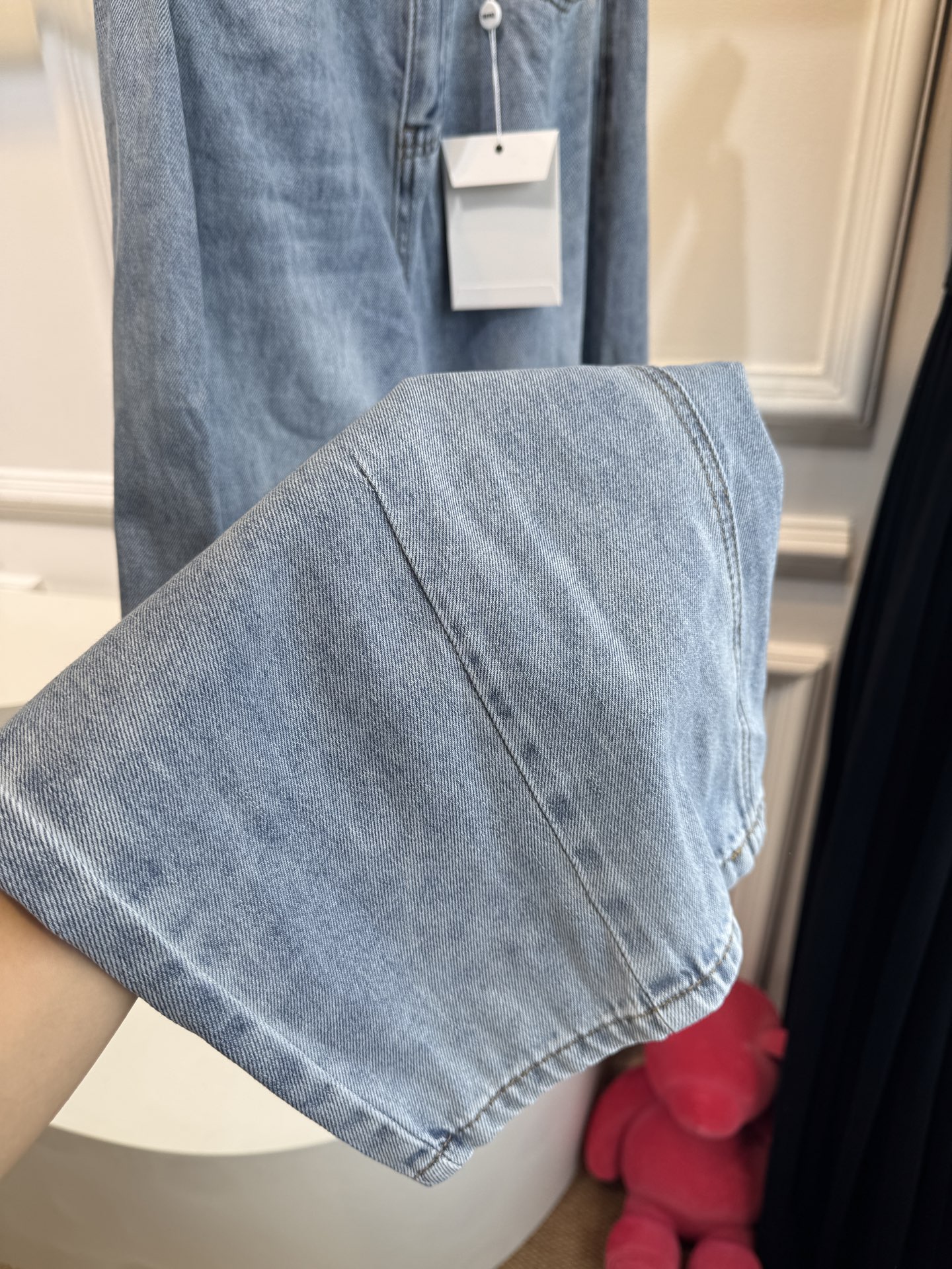 爆单款推荐 超薄款牛仔料 
chan**新款做旧洗水浅蓝色系牛仔裤🩵后腰logo字母设计！比较日常休闲与