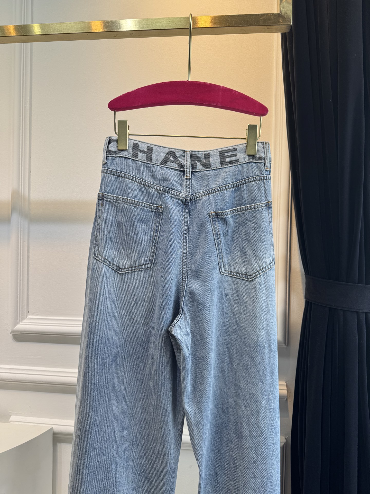 爆单款推荐 超薄款牛仔料 
chan**新款做旧洗水浅蓝色系牛仔裤🩵后腰logo字母设计！比较日常休闲与