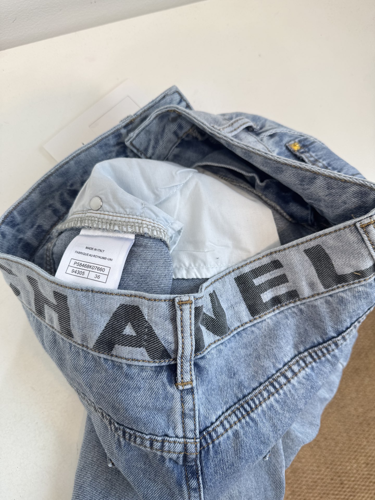 爆单款推荐 超薄款牛仔料 
chan**新款做旧洗水浅蓝色系牛仔裤🩵后腰logo字母设计！比较日常休闲与