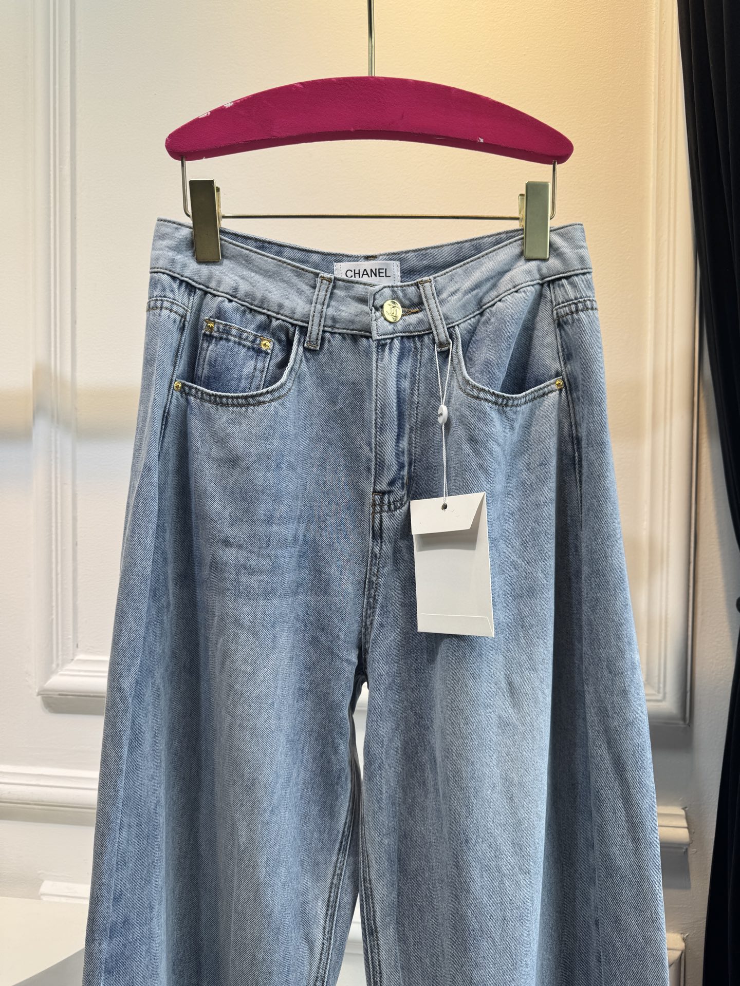 爆单款推荐 超薄款牛仔料 
chan**新款做旧洗水浅蓝色系牛仔裤🩵后腰logo字母设计！比较日常休闲与