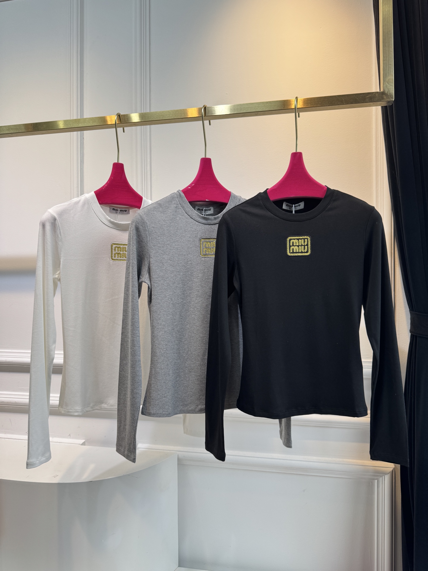 独家首发 人手必备miu金线标新款精致圆领打底衫🤍非常好穿好搭配的单品 舒适度极高 定制面料亲肤透气回弹