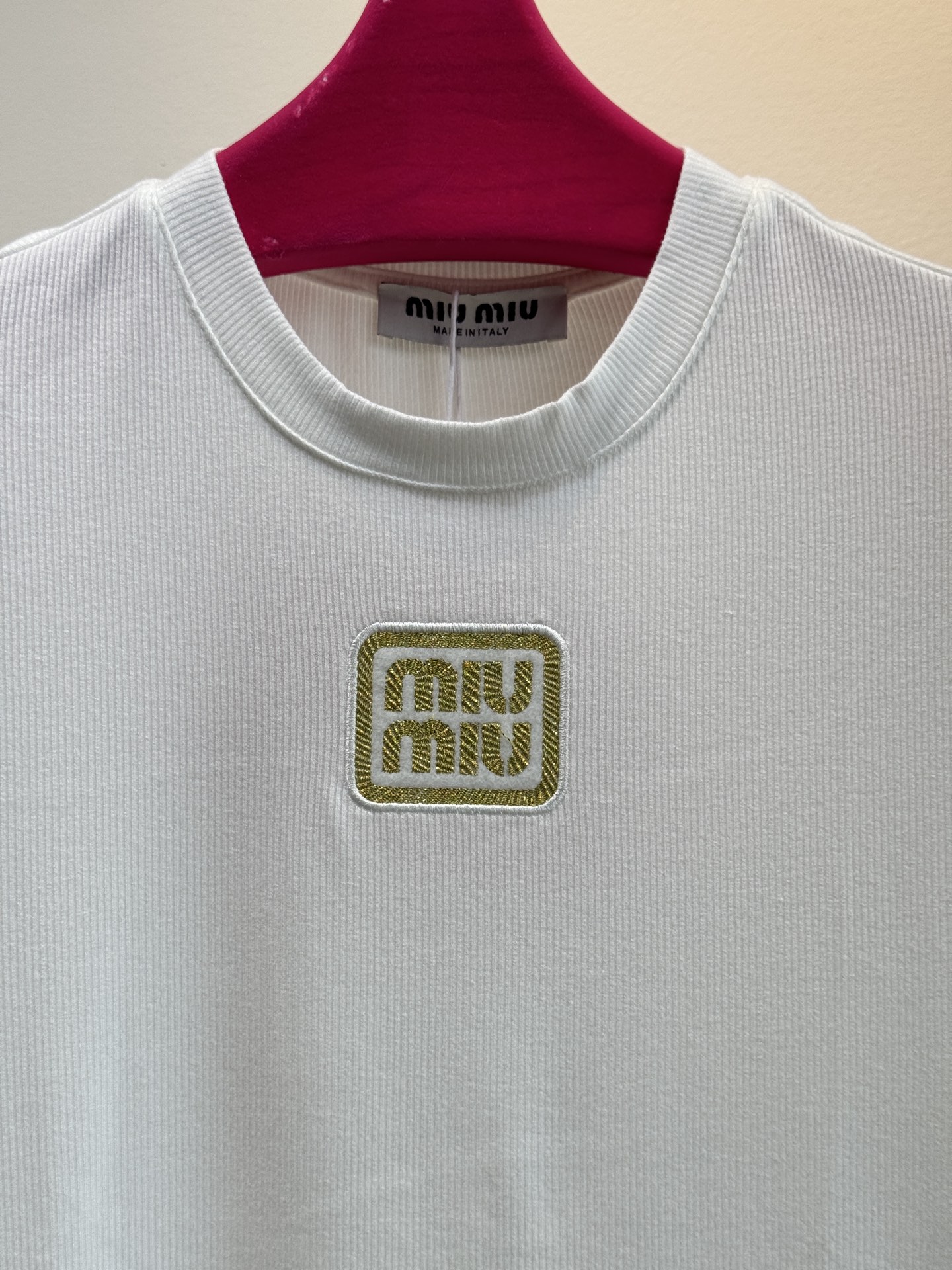 独家首发 人手必备miu金线标新款精致圆领打底衫🤍非常好穿好搭配的单品 舒适度极高 定制面料亲肤透气回弹