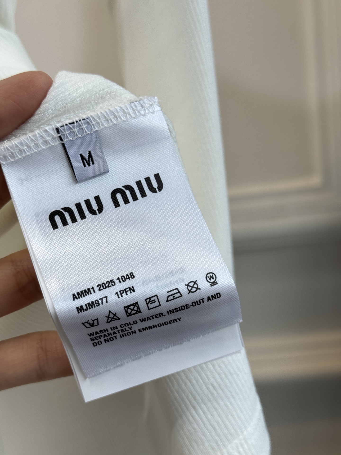 独家首发 人手必备miu金线标新款精致圆领打底衫🤍非常好穿好搭配的单品 舒适度极高 定制面料亲肤透气回弹