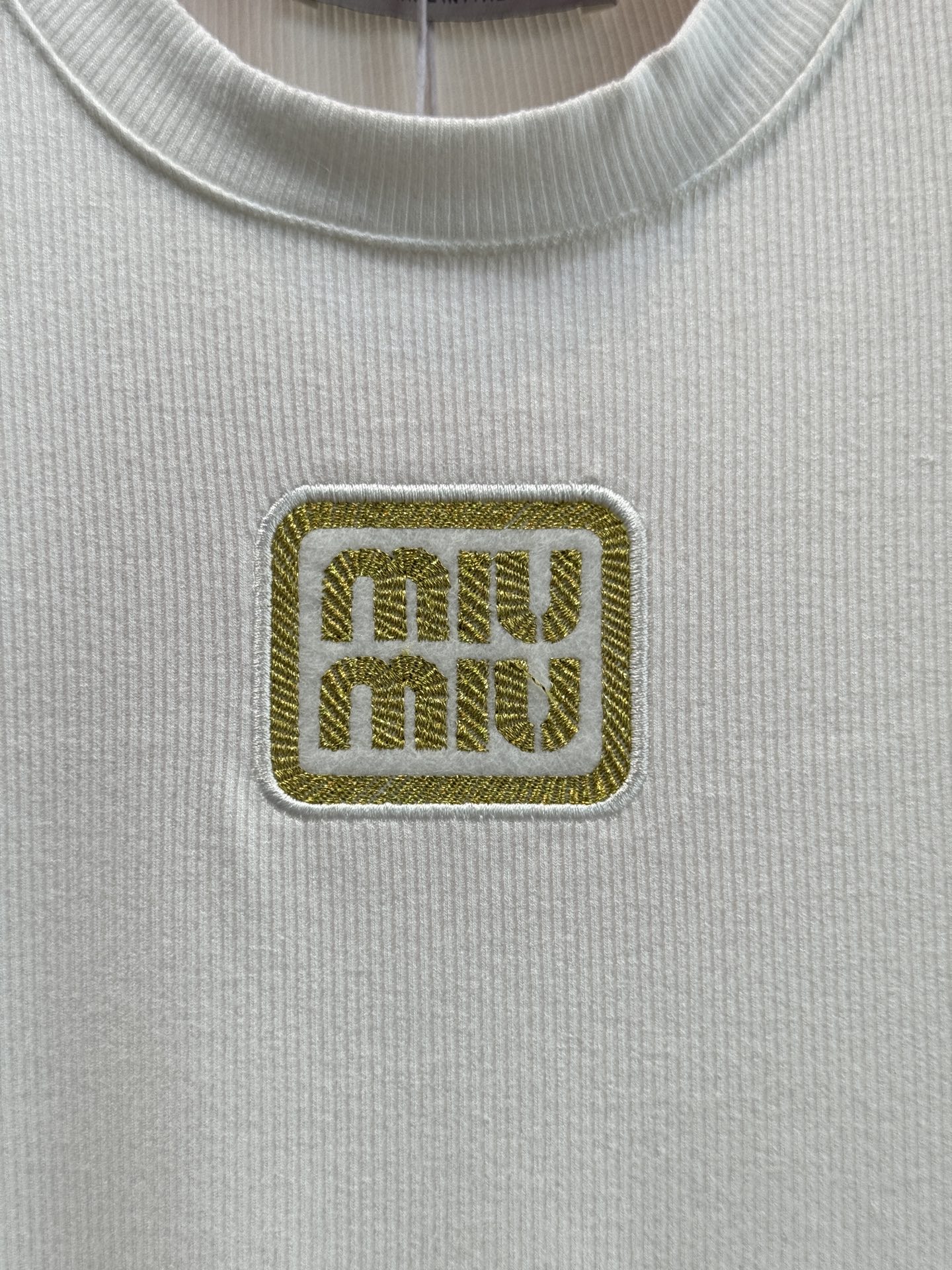 独家首发 人手必备miu金线标新款精致圆领打底衫🤍非常好穿好搭配的单品 舒适度极高 定制面料亲肤透气回弹