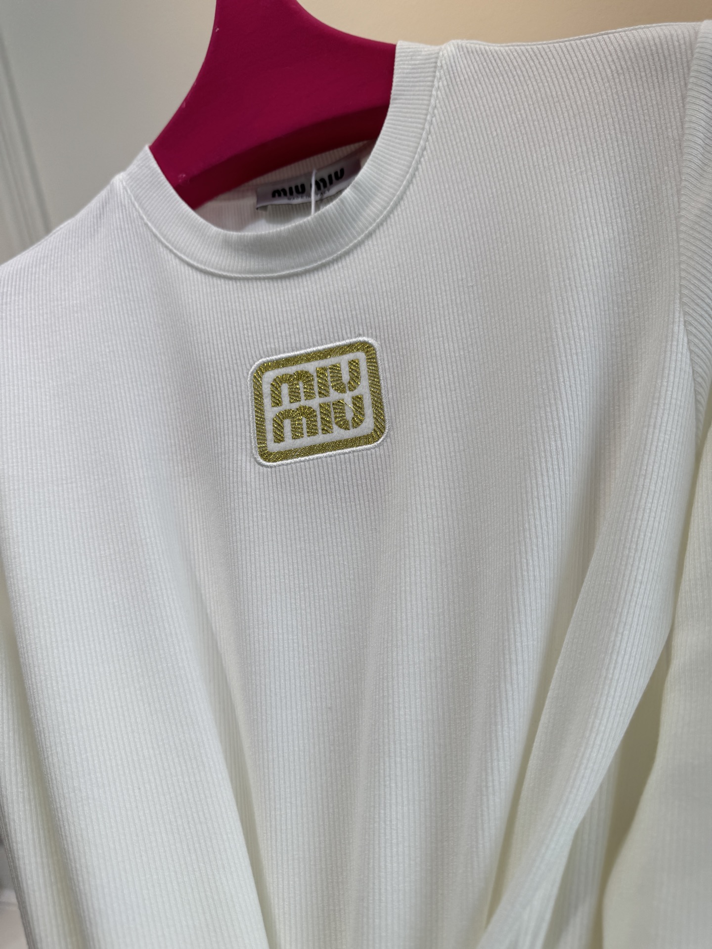 独家首发 人手必备miu金线标新款精致圆领打底衫🤍非常好穿好搭配的单品 舒适度极高 定制面料亲肤透气回弹